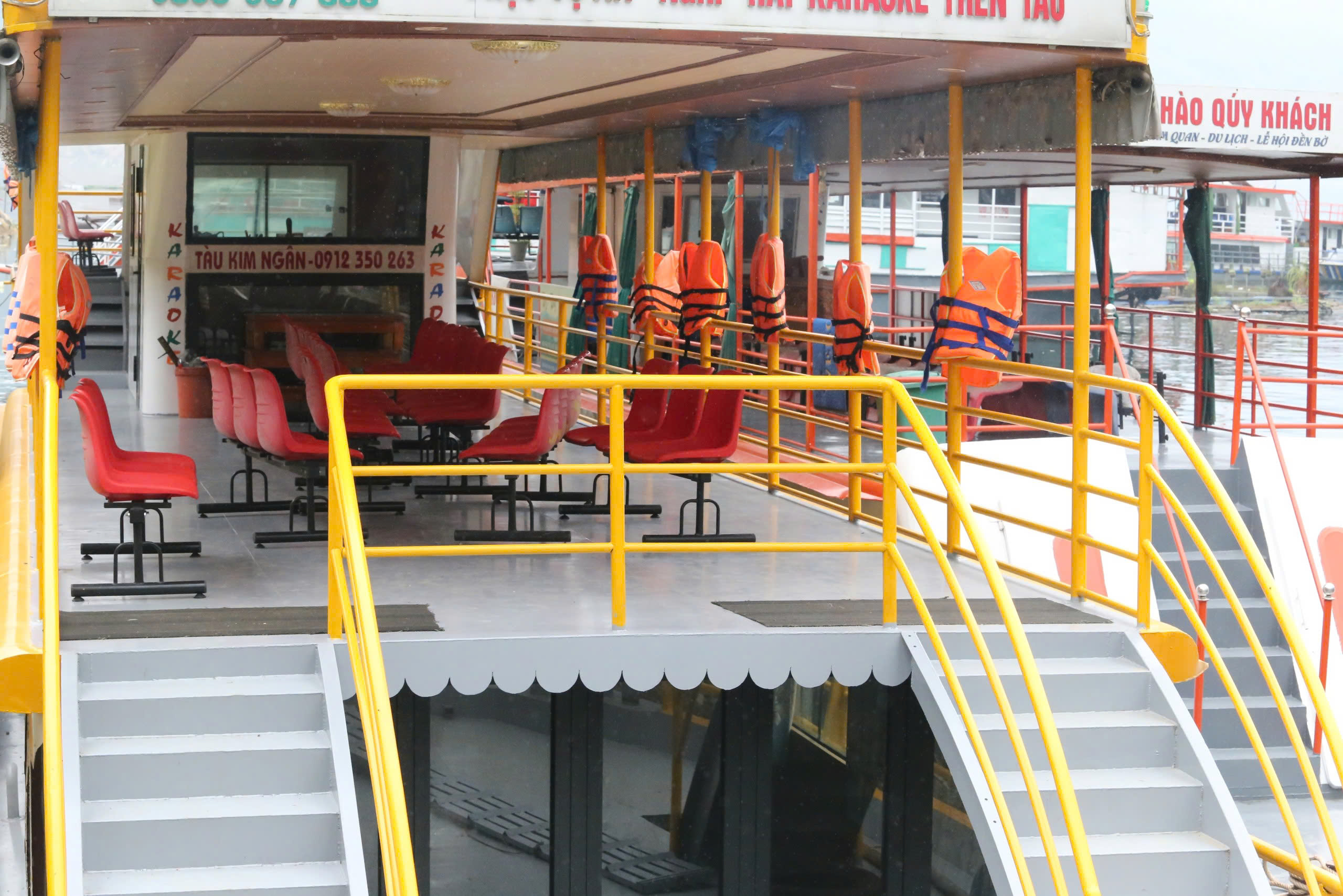 Nhiều tàu thuyền không đủ điều kiện xuất bến, khách du xuân đền Thác Bờ phải quay về- Ảnh 10. Nhiều tàu thuyền không đủ điều kiện xuất bến, khách du xuân đền Thác Bờ phải quay về- Ảnh 10.