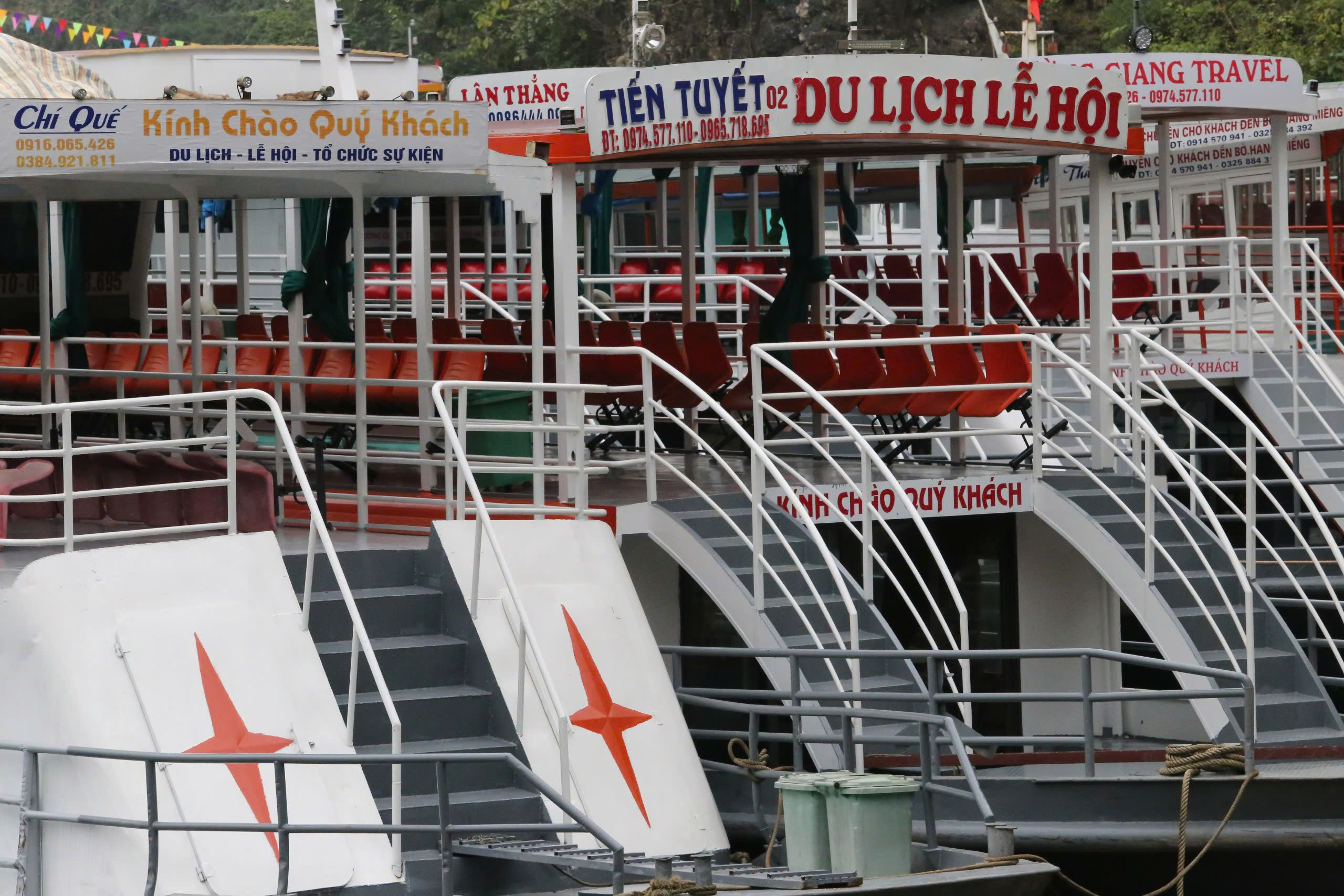 Nhiều tàu thuyền không đủ điều kiện xuất bến, khách du xuân đền Thác Bờ phải quay về- Ảnh 5. Nhiều tàu thuyền không đủ điều kiện xuất bến, khách du xuân đền Thác Bờ phải quay về- Ảnh 5.