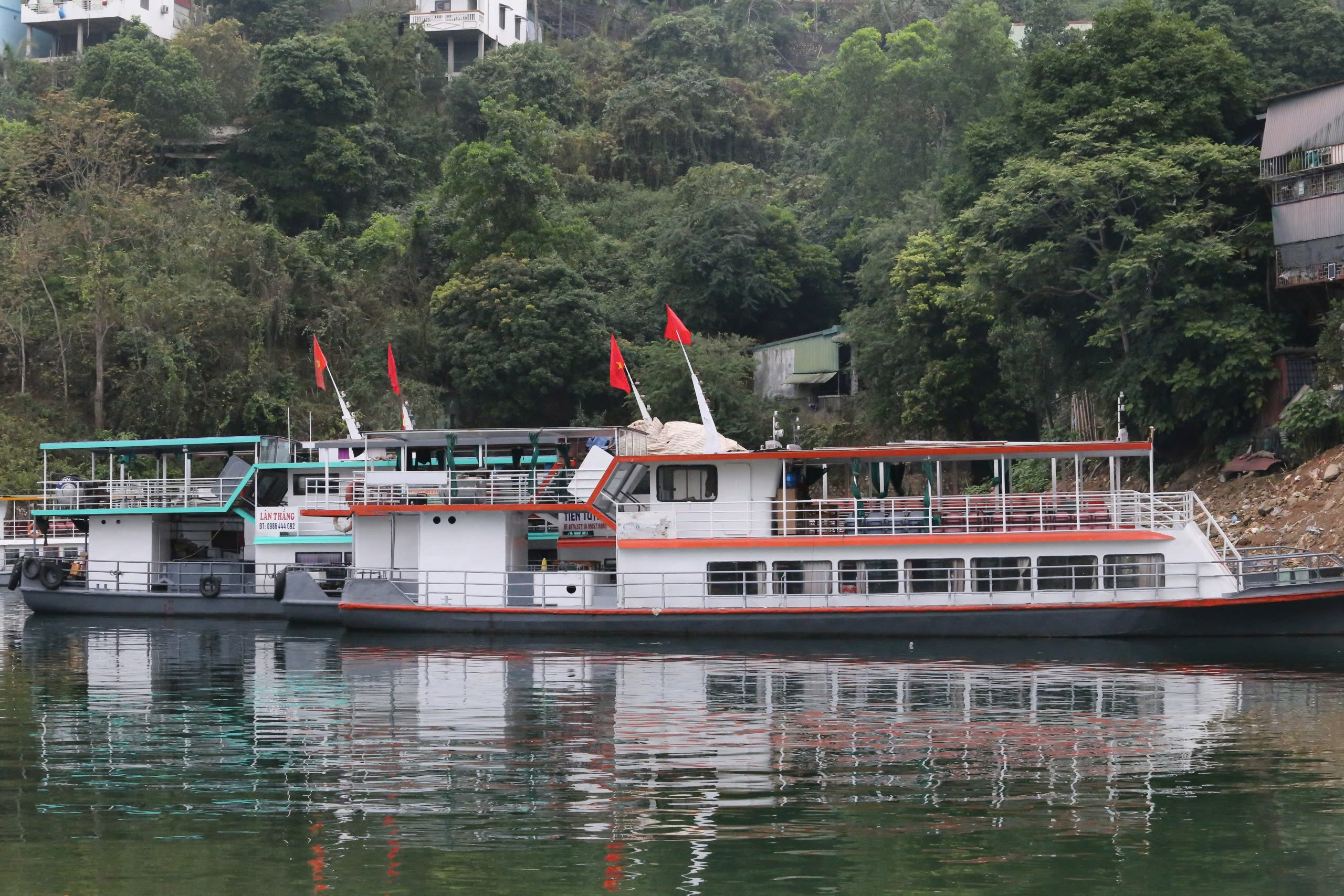 Nhiều tàu thuyền không đủ điều kiện xuất bến, khách du xuân đền Thác Bờ phải quay về- Ảnh 3. Nhiều tàu thuyền không đủ điều kiện xuất bến, khách du xuân đền Thác Bờ phải quay về- Ảnh 3.