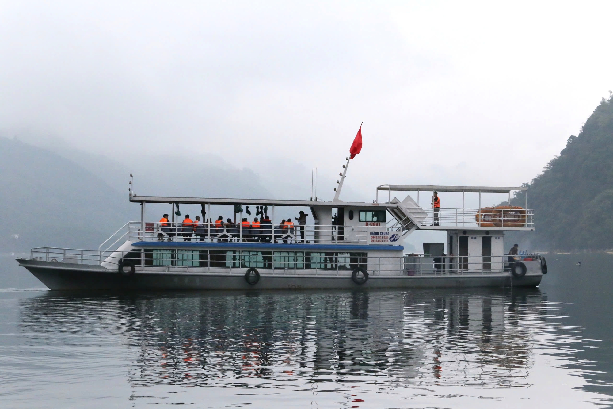 Nhiều tàu thuyền không đủ điều kiện xuất bến, khách du xuân đền Thác Bờ phải quay về- Ảnh 14.