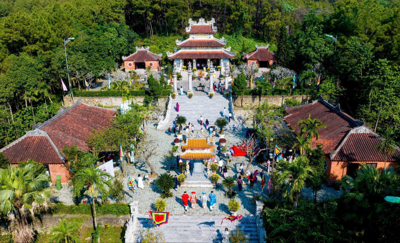 Huế: H&agrave;ng ngh&igrave;n du kh&aacute;ch d&acirc;ng hương khai hội Huyền Tr&acirc;n- Ảnh 10.