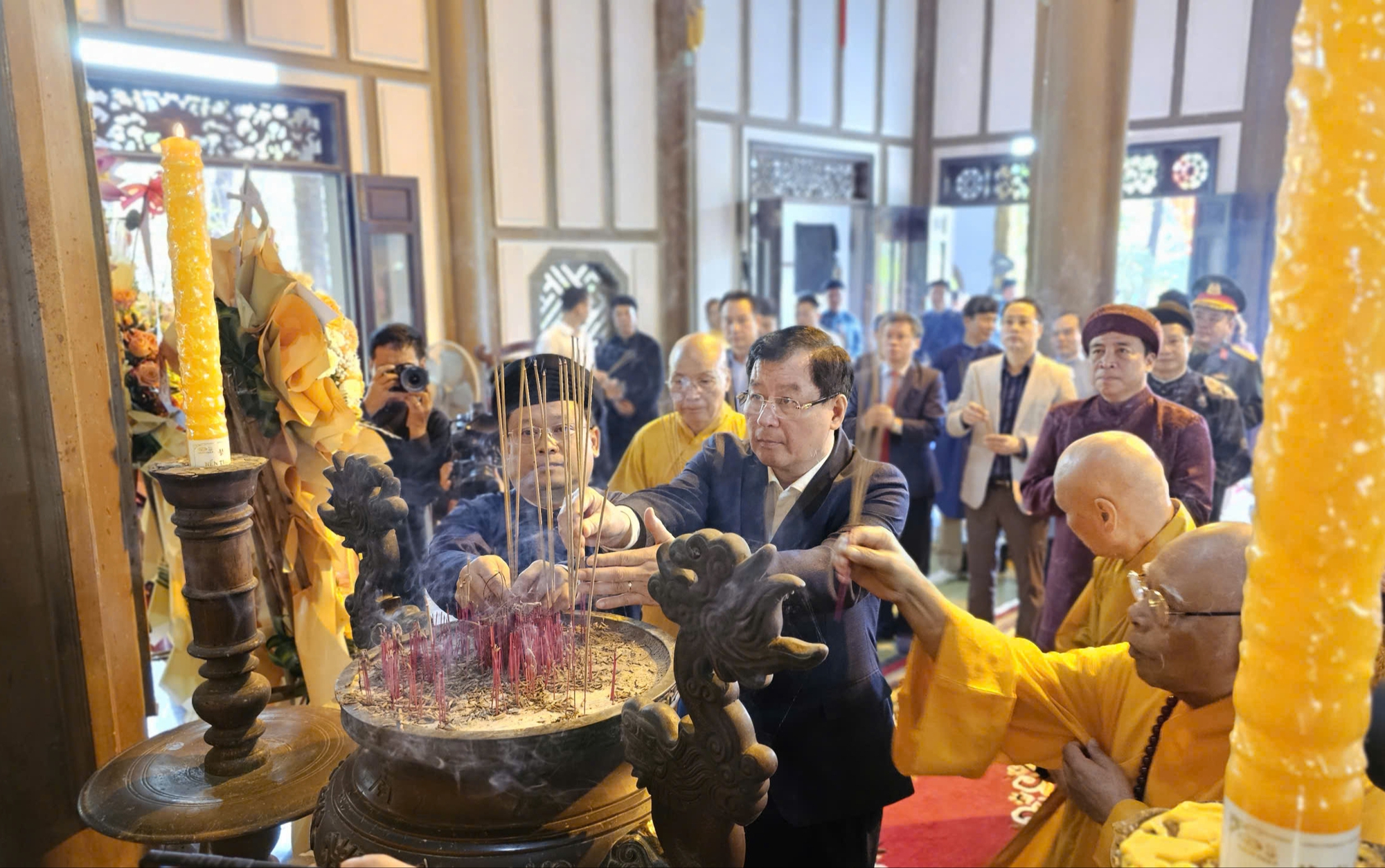 Huế: H&agrave;ng ngh&igrave;n du kh&aacute;ch d&acirc;ng hương khai hội Huyền Tr&acirc;n- Ảnh 9.