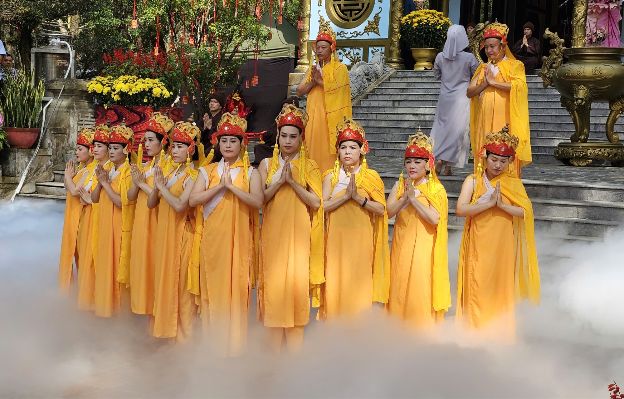 Huế: H&agrave;ng ngh&igrave;n du kh&aacute;ch d&acirc;ng hương khai hội Huyền Tr&acirc;n- Ảnh 5.