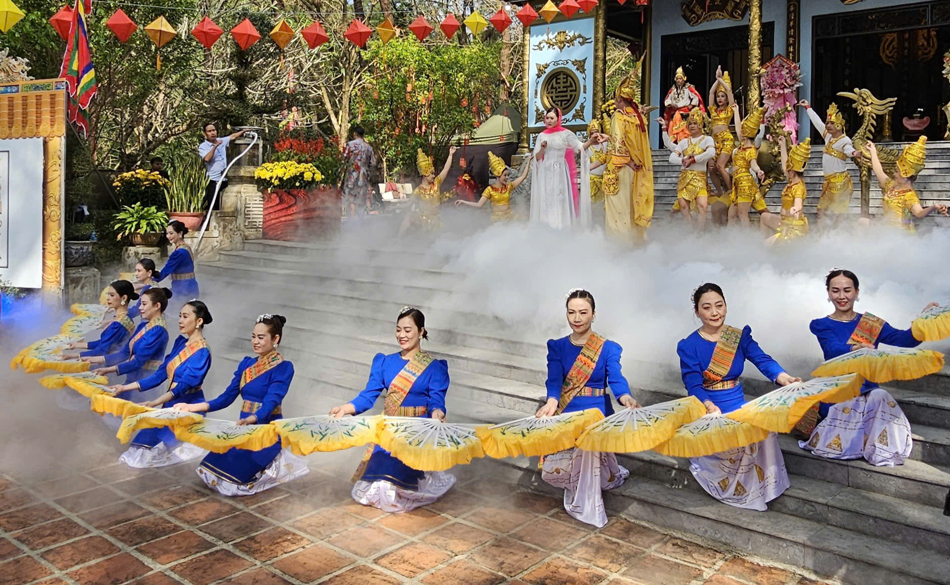 Huế: H&agrave;ng ngh&igrave;n du kh&aacute;ch d&acirc;ng hương khai hội Huyền Tr&acirc;n- Ảnh 15.