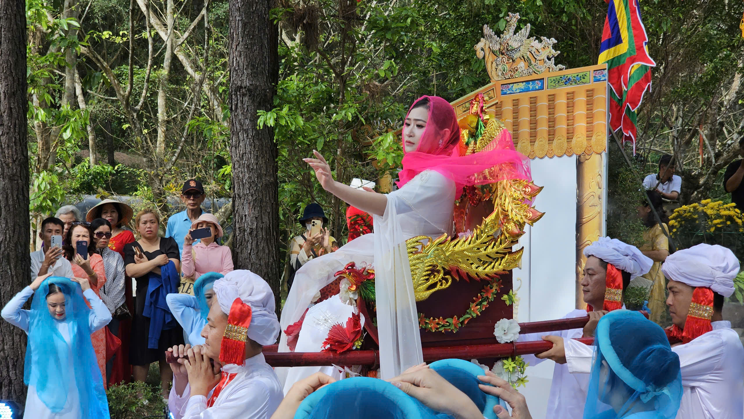 Huế: H&agrave;ng ngh&igrave;n du kh&aacute;ch d&acirc;ng hương khai hội Huyền Tr&acirc;n- Ảnh 11.