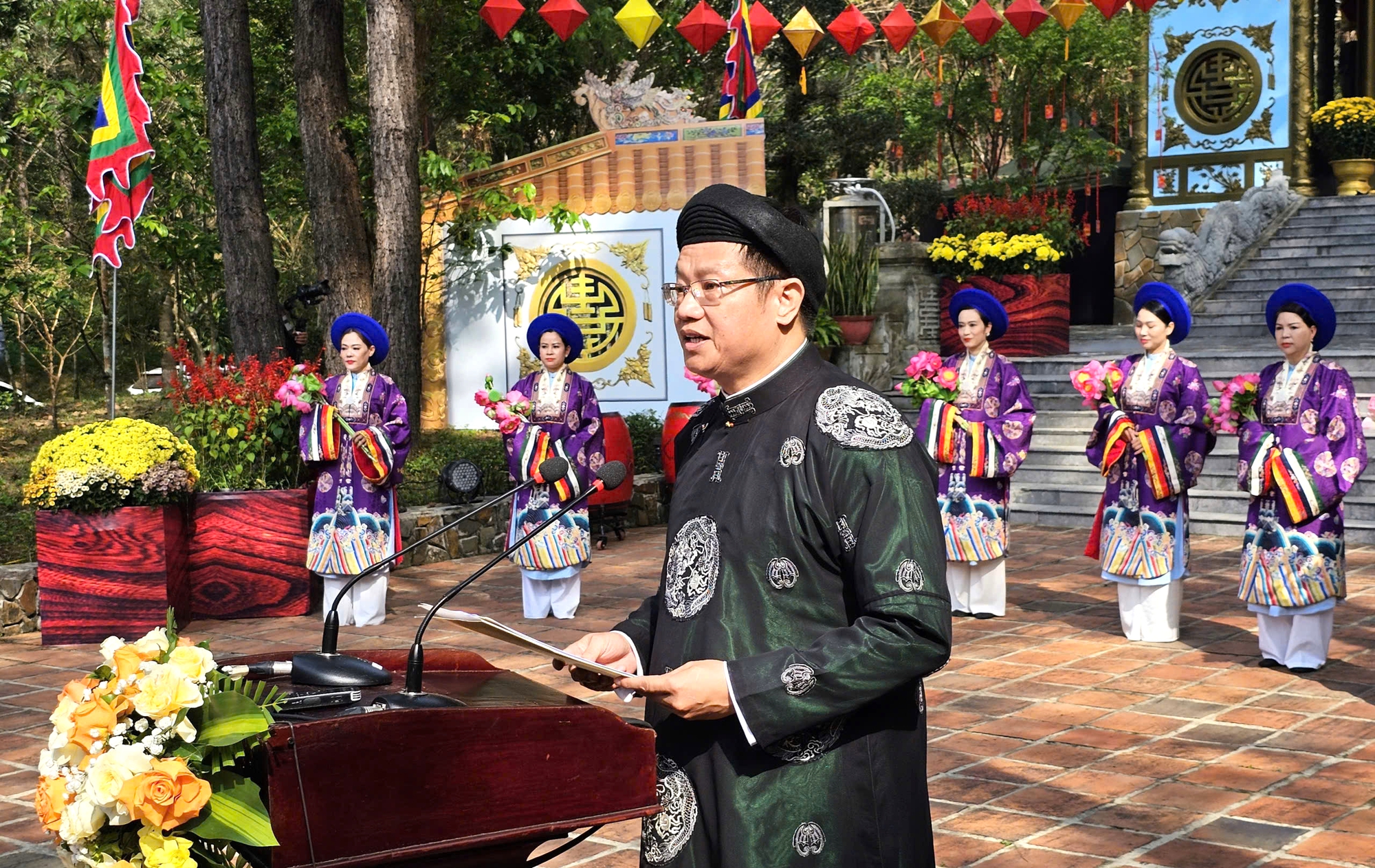 Huế: H&agrave;ng ngh&igrave;n du kh&aacute;ch d&acirc;ng hương khai hội Huyền Tr&acirc;n- Ảnh 1.