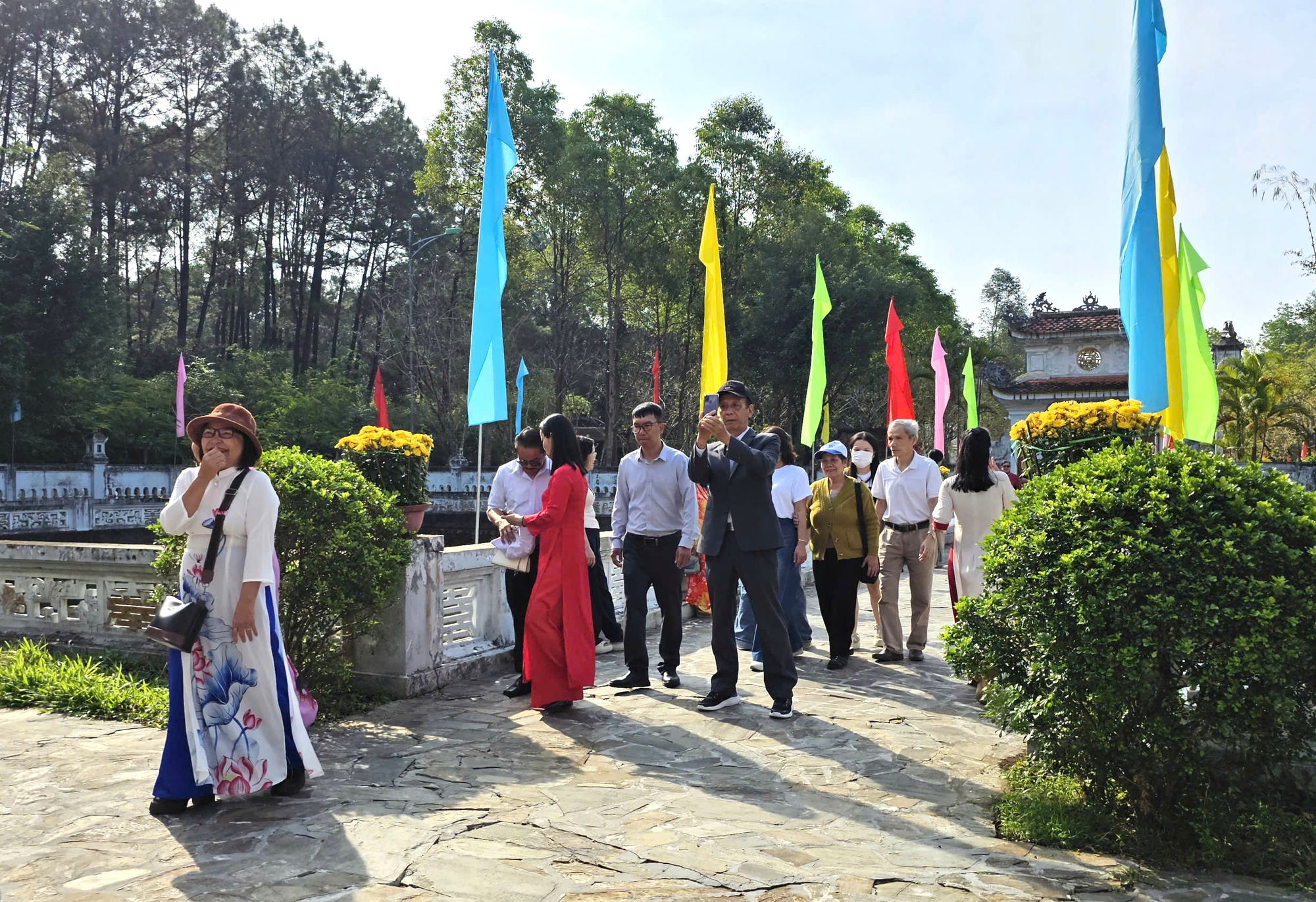 Huế: H&agrave;ng ngh&igrave;n du kh&aacute;ch d&acirc;ng hương khai hội Huyền Tr&acirc;n- Ảnh 3.