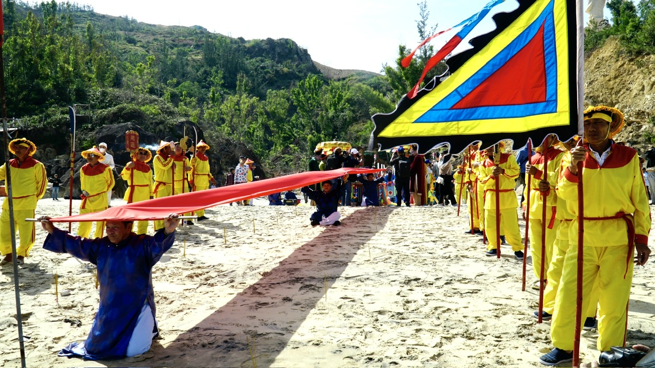 Gia Lai: Gìn giữ hồn biển từ Lễ hội cầu ngư Vạn Đầm Xương Lý- Ảnh 1. Gia Lai: Gìn giữ hồn biển từ Lễ hội cầu ngư Vạn Đầm Xương Lý- Ảnh 1.