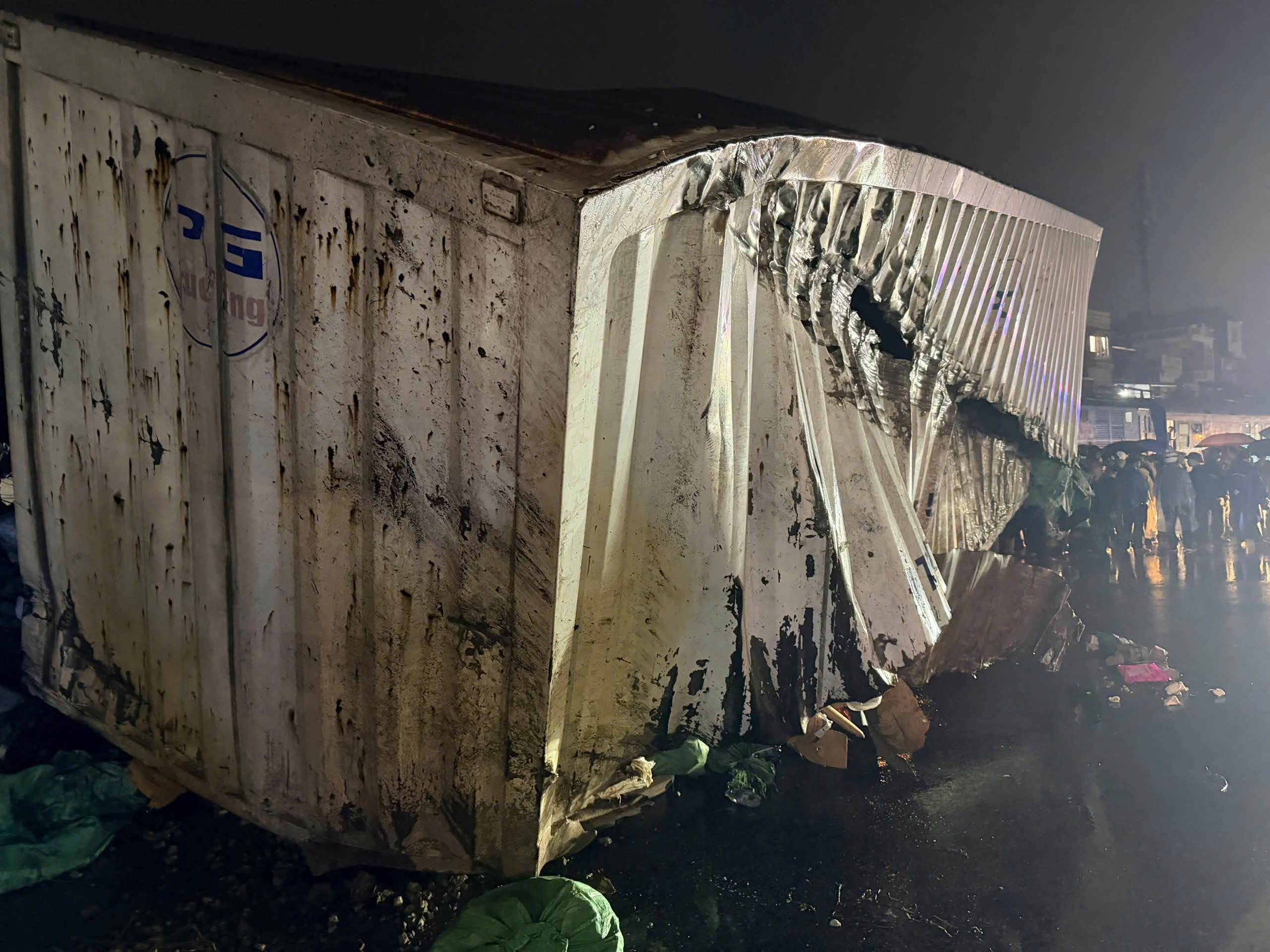 Hiện trường vụ tai nạn đường sắt khiến tài xế ô tô tử vong, một người bị thương ở Ngọc Hồi- Ảnh 9. Hiện trường vụ tai nạn đường sắt khiến tài xế ô tô tử vong, một người bị thương ở Ngọc Hồi- Ảnh 9.