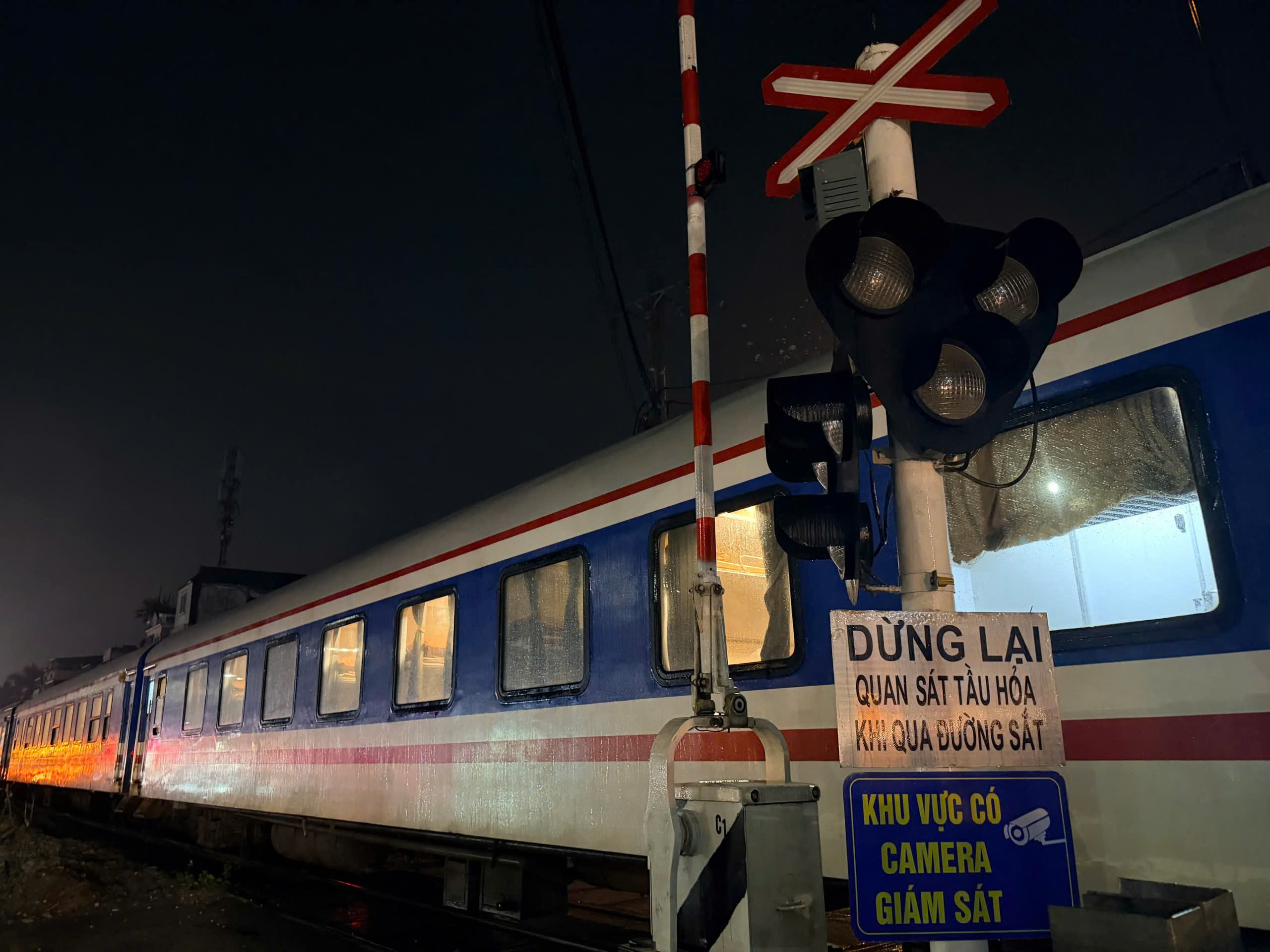 Hiện trường vụ tai nạn đường sắt khiến tài xế ô tô tử vong, một người bị thương ở Ngọc Hồi- Ảnh 3. Hiện trường vụ tai nạn đường sắt khiến tài xế ô tô tử vong, một người bị thương ở Ngọc Hồi- Ảnh 3.