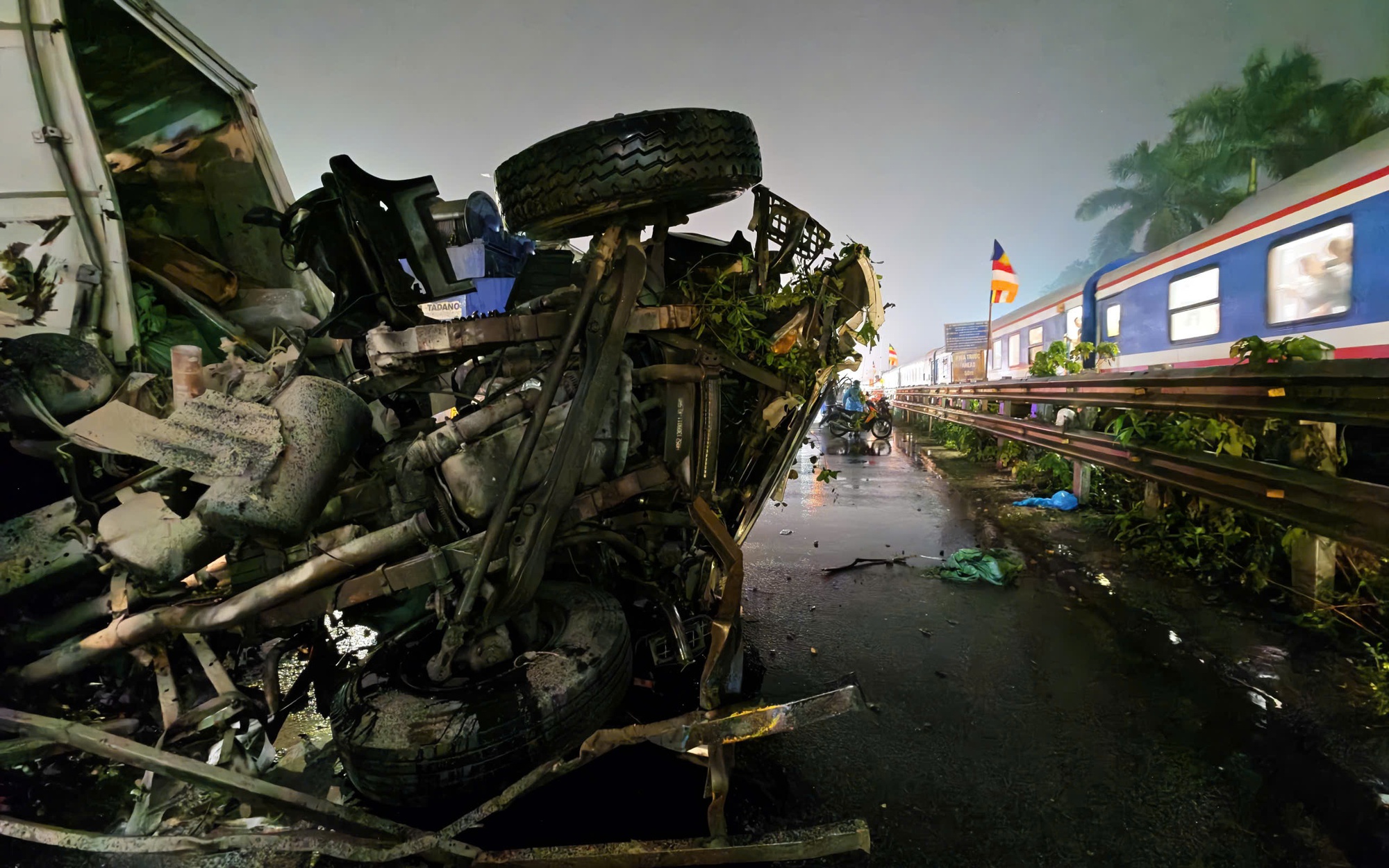 Hơn 200 vụ vượt ẩu qua đường sắt chỉ trong một năm: Hiểm họa rình rập từ sự chủ quan- Ảnh 2. Hiện trường vụ tai nạn đường sắt khiến tài xế ô tô tử vong, một người bị thương ở Ngọc Hồi