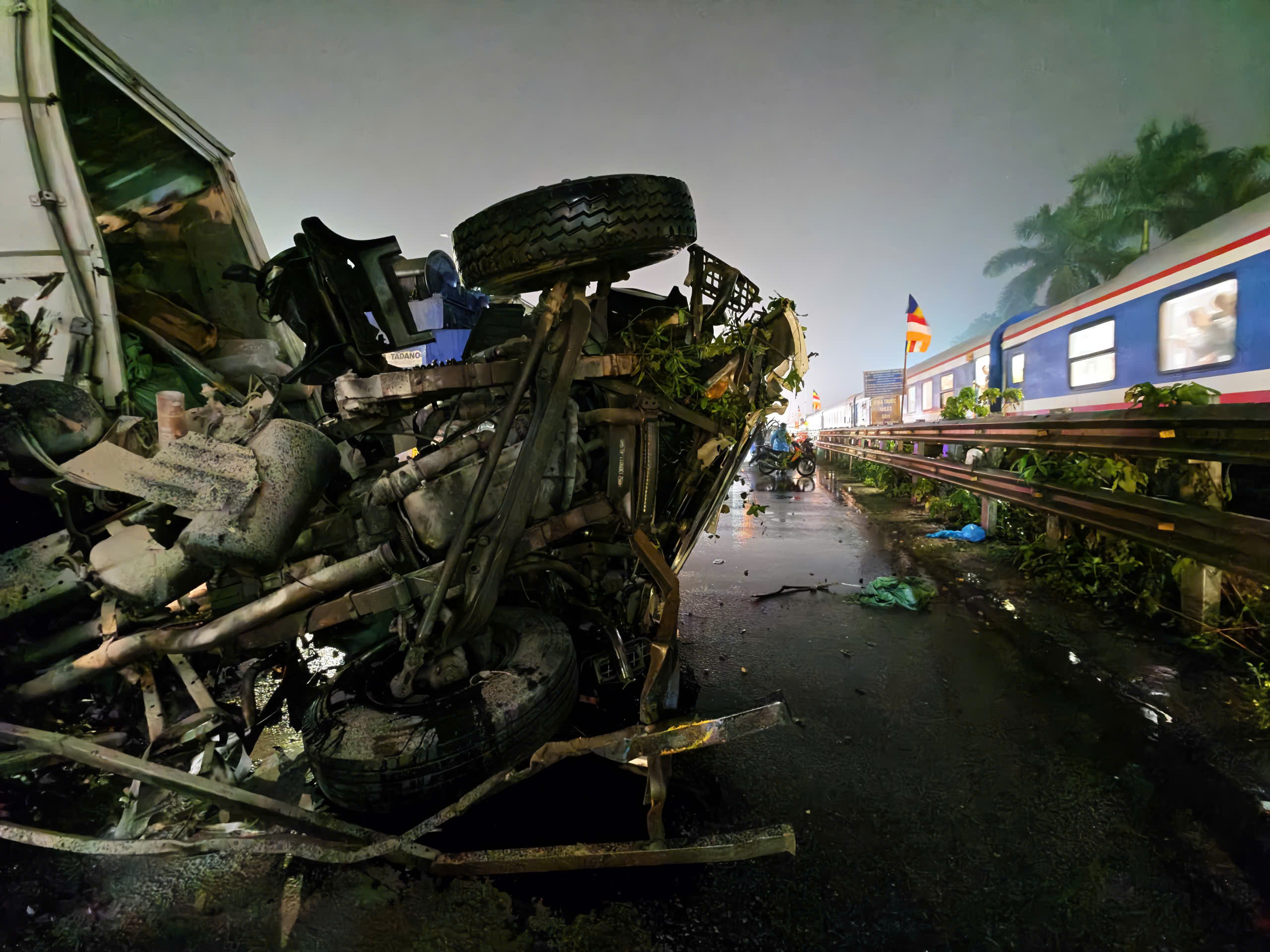 Hiện trường vụ tai nạn đường sắt khiến tài xế ô tô tử vong, một người bị thương ở Ngọc Hồi- Ảnh 5. Hiện trường vụ tai nạn đường sắt khiến tài xế ô tô tử vong, một người bị thương ở Ngọc Hồi- Ảnh 5.