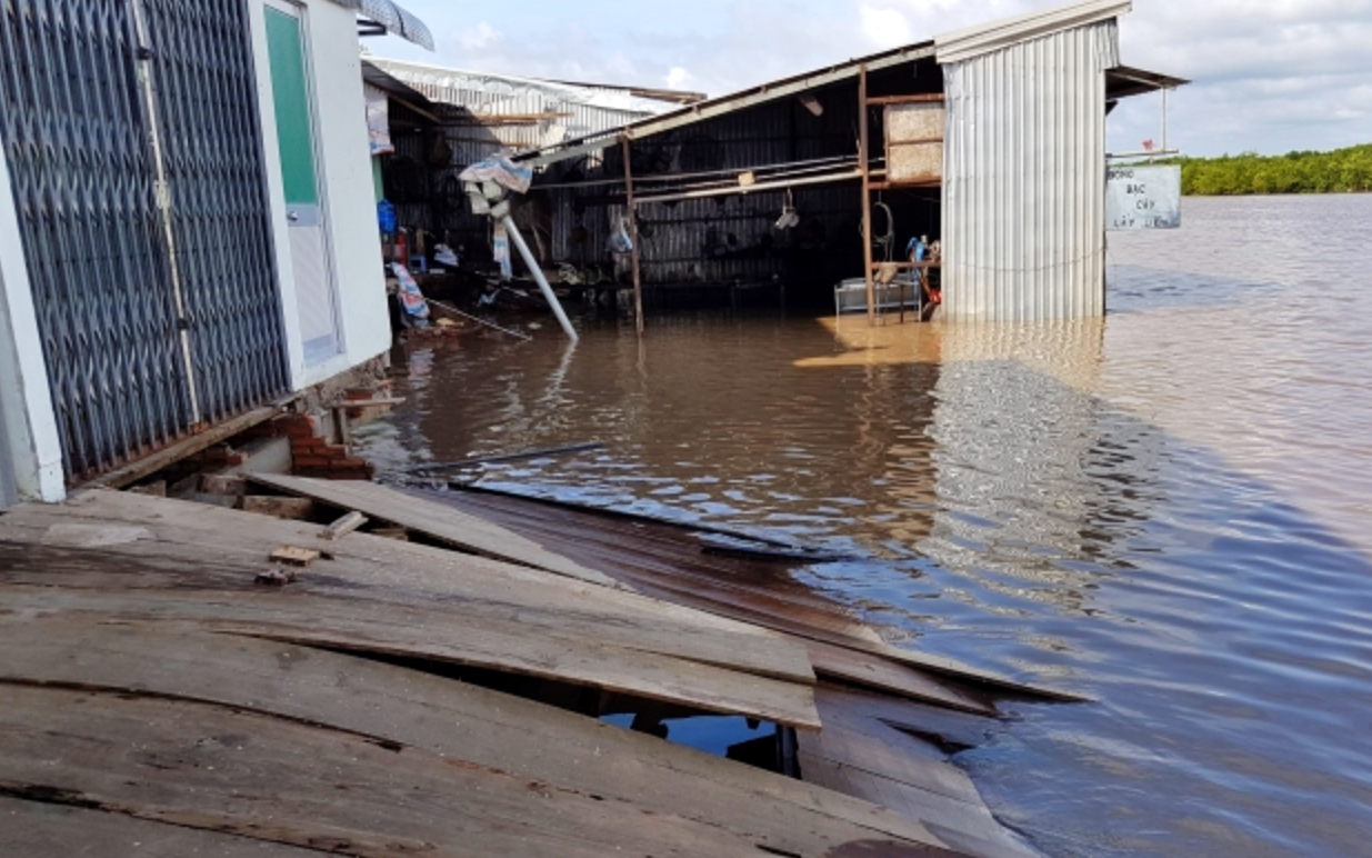 Cà Mau: 13 điểm sạt lở đất, nguy cơ chia cắt đường giao thông- Ảnh 3. Gần 150 tỷ đồng xây kè chống sạt lở khu dân cư thị trấn Năm Căn ở Cà Mau