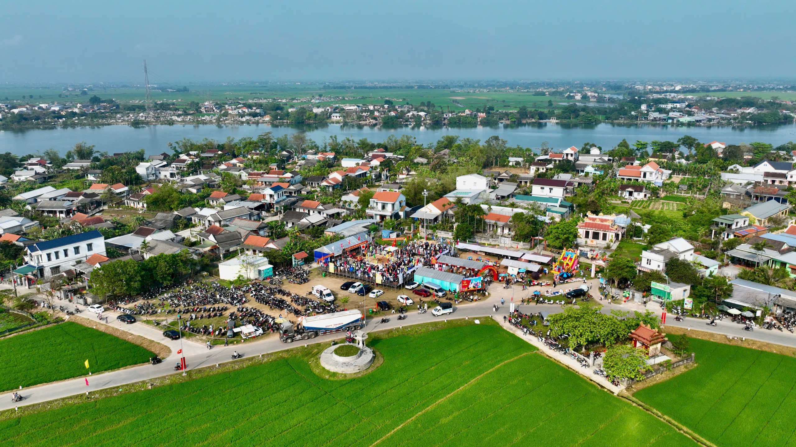 Tưng bừng hội vật truyền thống làng Sình hơn 200 năm ở Huế- Ảnh 1. Tưng bừng hội vật truyền thống làng Sình hơn 200 năm ở Huế- Ảnh 1.