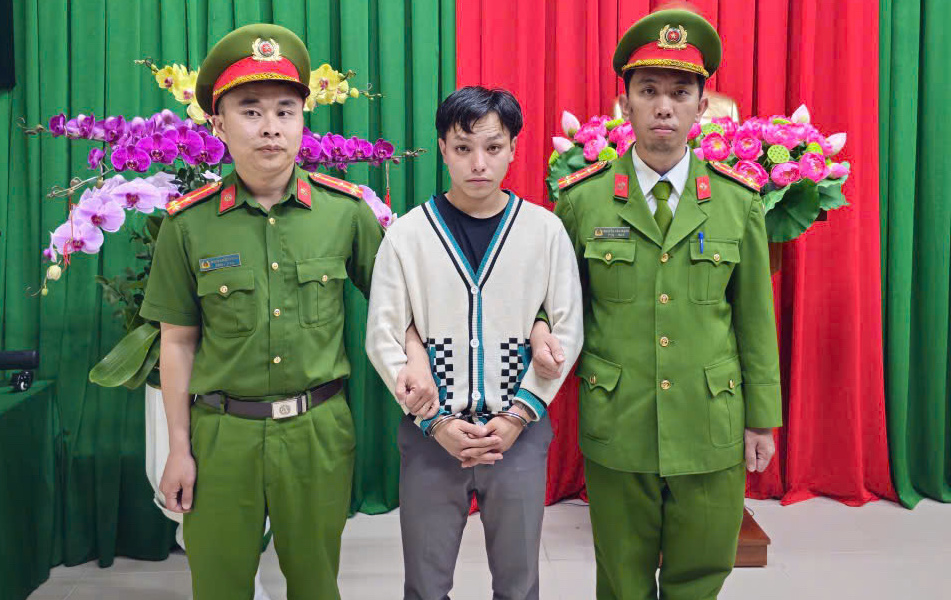 L&acirc;m Đồng: Tạm giữ thanh ni&ecirc;n t&ocirc;ng &ocirc; t&ocirc; v&agrave;o đ&aacute;m đ&ocirc;ng tại bến xe Đ&agrave; Lạt- Ảnh 2.