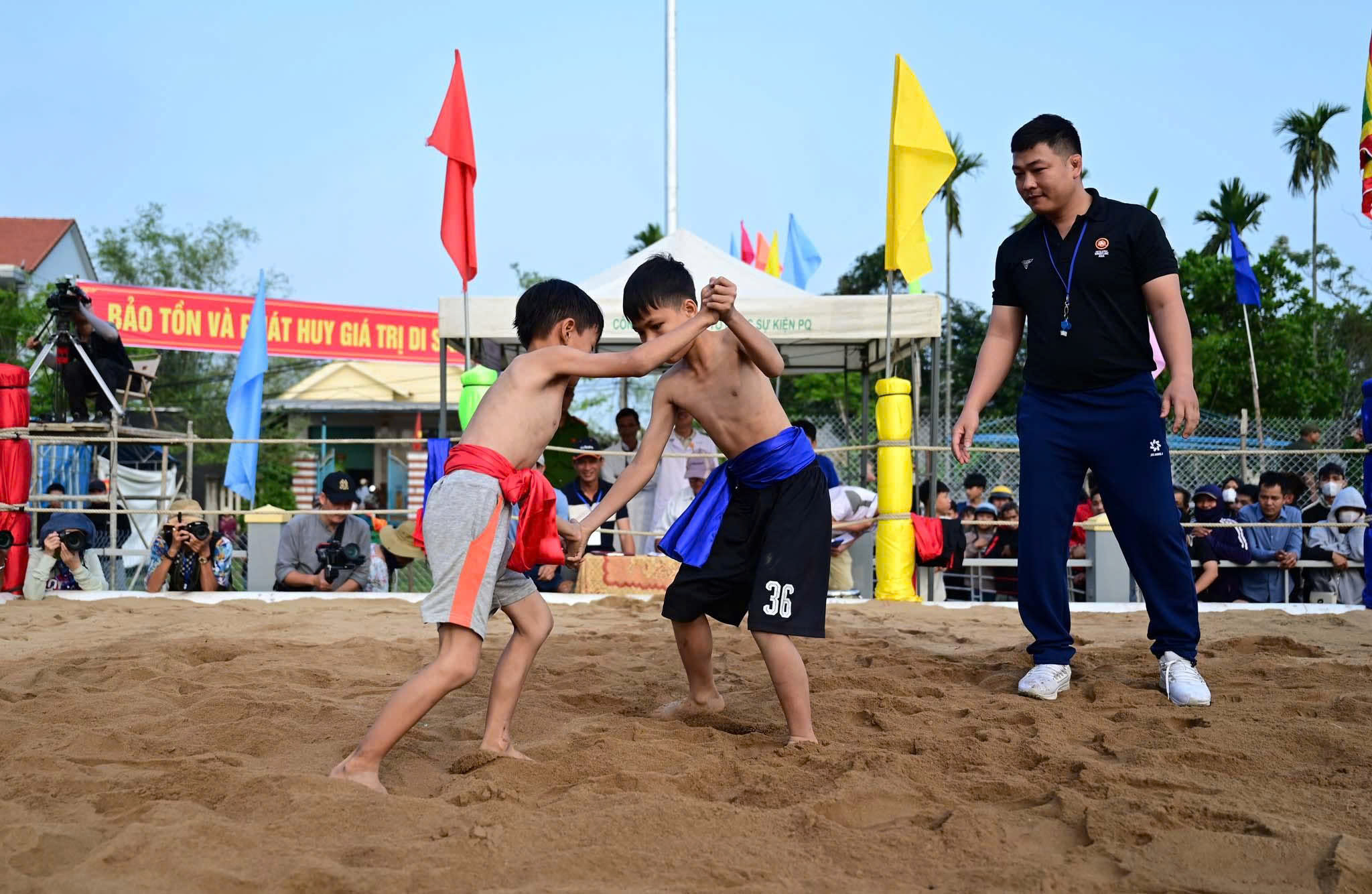 Tưng bừng hội vật truyền thống làng Sình hơn 200 năm ở Huế- Ảnh 11. Tưng bừng hội vật truyền thống làng Sình hơn 200 năm ở Huế- Ảnh 11.