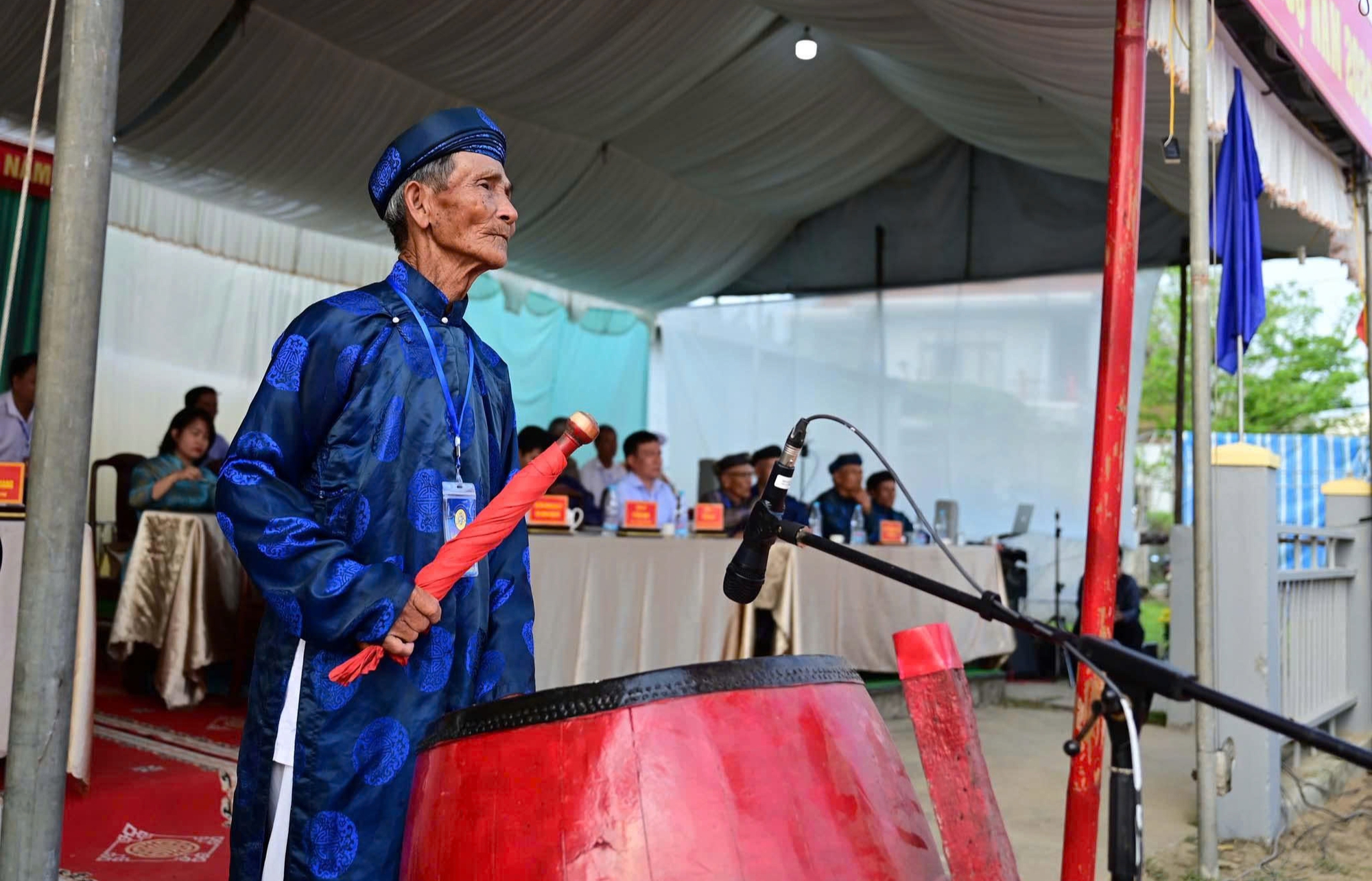 Tưng bừng hội vật truyền thống làng Sình hơn 200 năm ở Huế- Ảnh 4. Tưng bừng hội vật truyền thống làng Sình hơn 200 năm ở Huế- Ảnh 4.