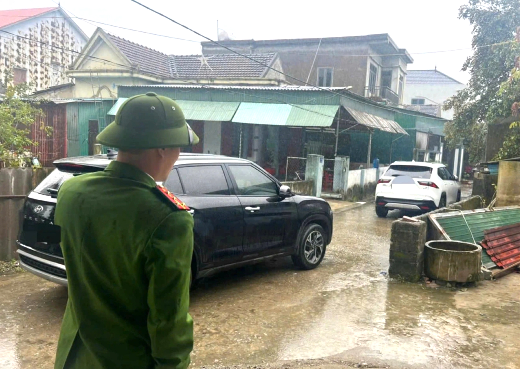 Khởi tố đối tượng "chặn đầu, kh&oacute;a đu&ocirc;i" xe g&acirc;y b&atilde;o mạng ở H&agrave; Tĩnh- Ảnh 2.