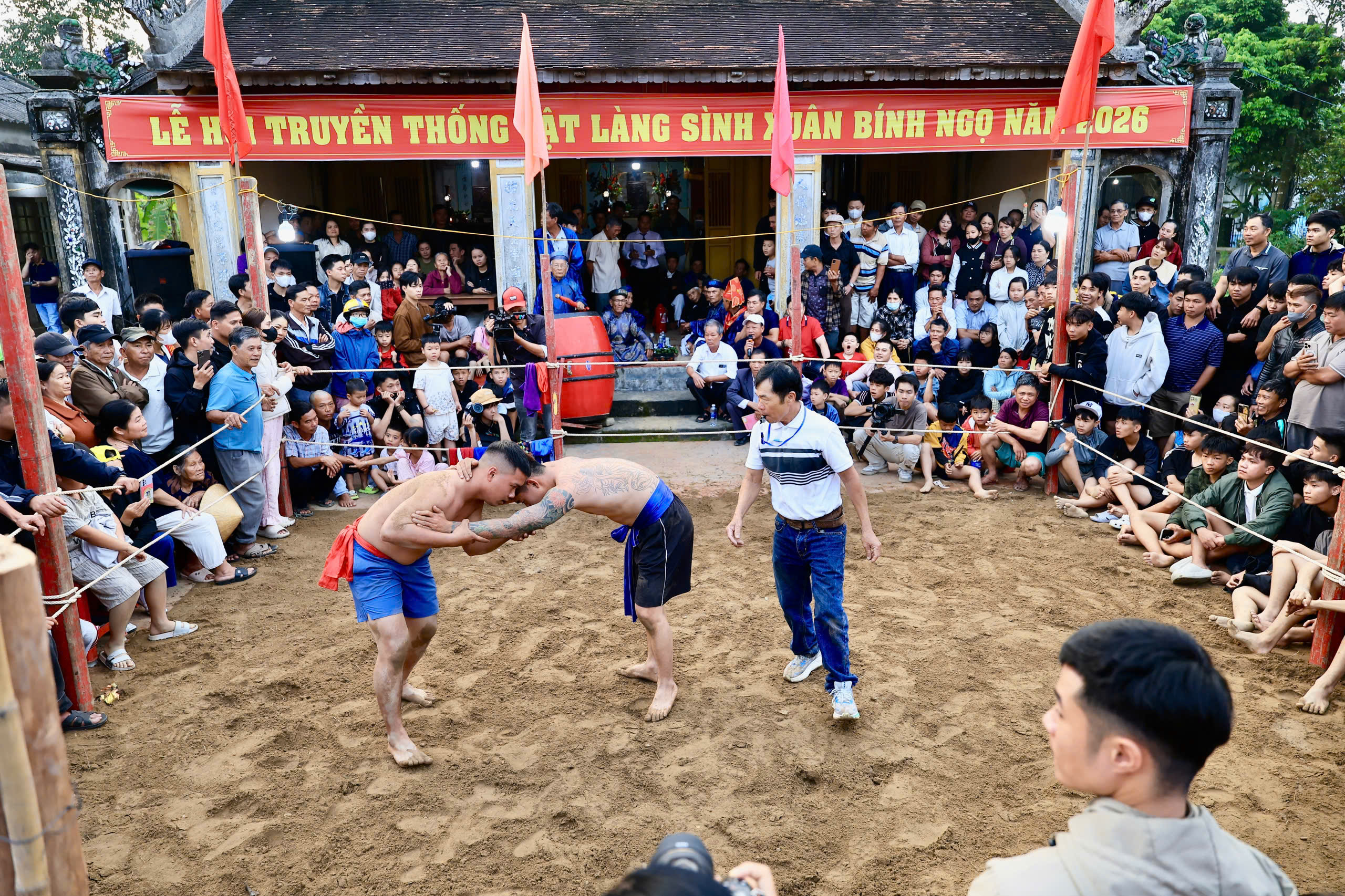 Tưng bừng hội vật truyền thống làng Sình hơn 200 năm ở Huế- Ảnh 14. Tưng bừng hội vật truyền thống làng Sình hơn 200 năm ở Huế- Ảnh 14.