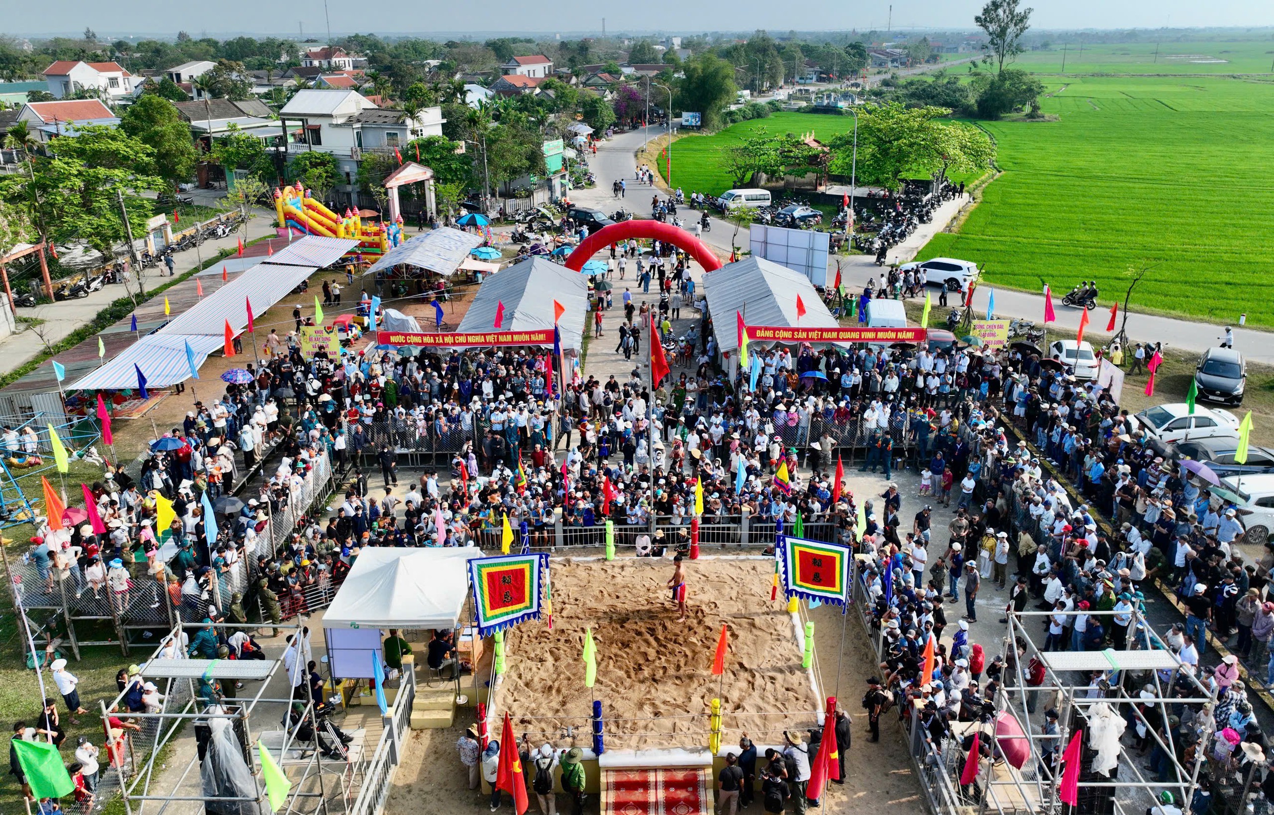 Tưng bừng hội vật truyền thống làng Sình hơn 200 năm ở Huế- Ảnh 9. Tưng bừng hội vật truyền thống làng Sình hơn 200 năm ở Huế- Ảnh 9.