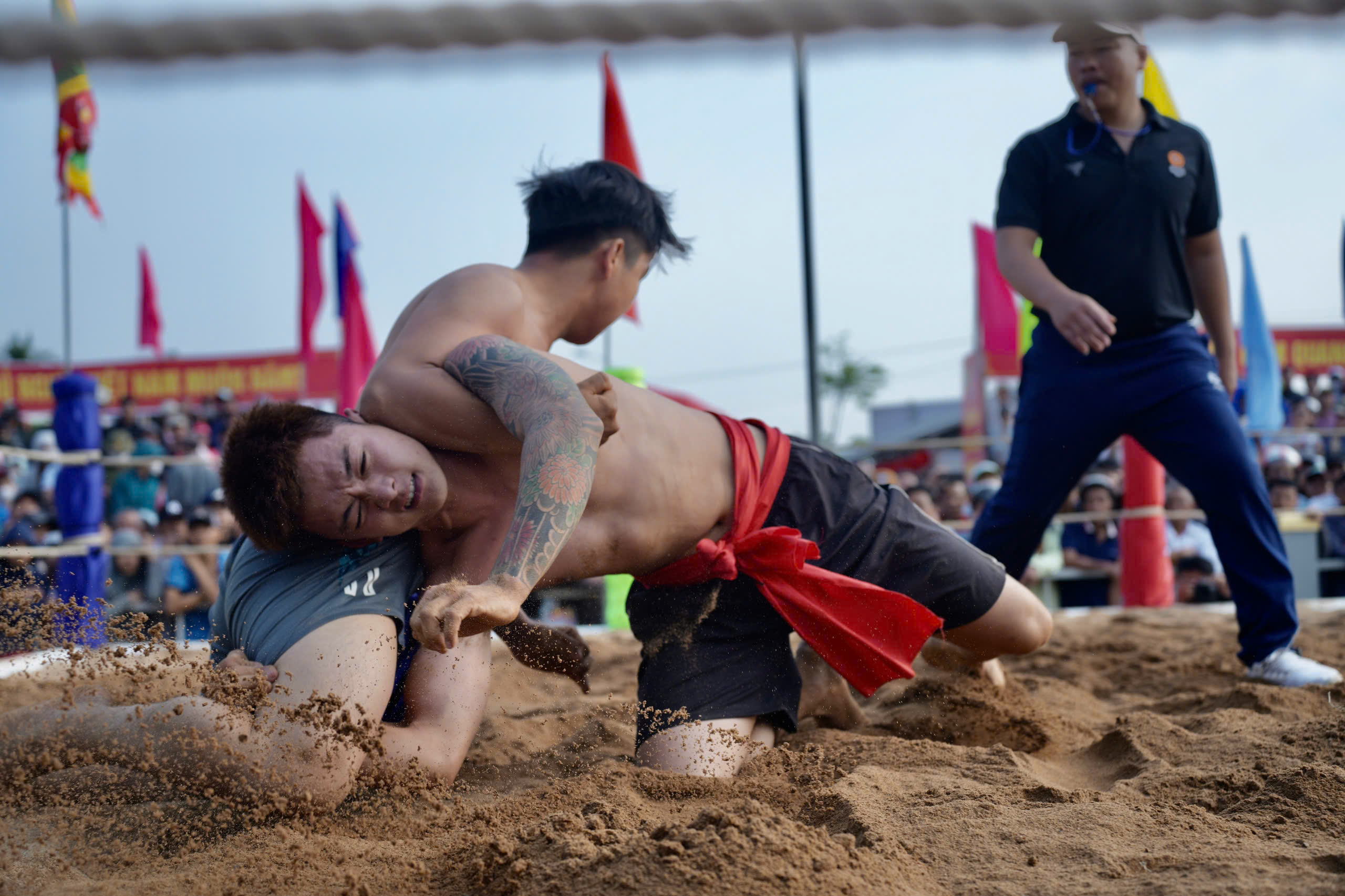 Tưng bừng hội vật truyền thống làng Sình hơn 200 năm ở Huế- Ảnh 8. Tưng bừng hội vật truyền thống làng Sình hơn 200 năm ở Huế- Ảnh 8.