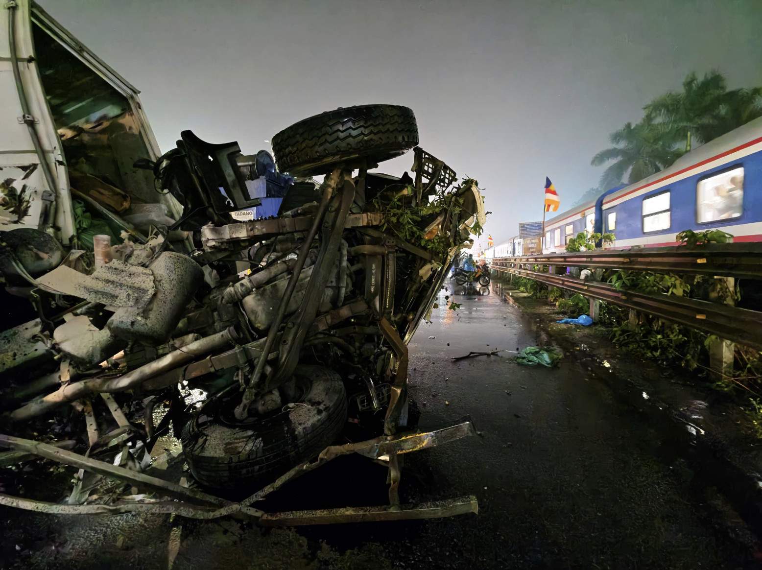 Đi qua đường tàu, tài xế ô tô cần chú ý điều gì?- Ảnh 1. Đi qua đường tàu, tài xế ô tô cần chú ý điều gì?- Ảnh 1.