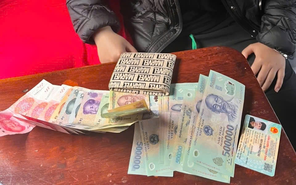 Nhu cầu du lịch tăng cao, đường sắt bổ sung tàu Hà Nội - Đà Nẵng- Ảnh 2. Đường sắt ghi điểm với hành động đẹp trả lại tài sản cho hành khách