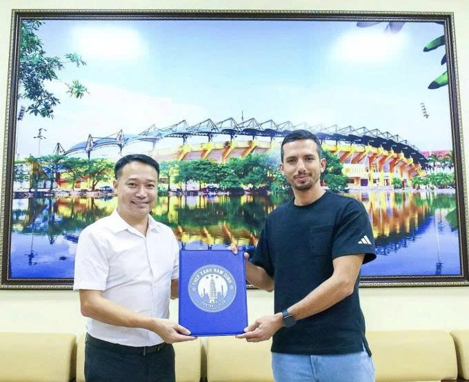 HLV Vũ Hồng Việt trở lại dẫn dắt CLB Nam Định- Ảnh 1. HLV Vũ Hồng Việt trở lại dẫn dắt CLB Nam Định- Ảnh 1.