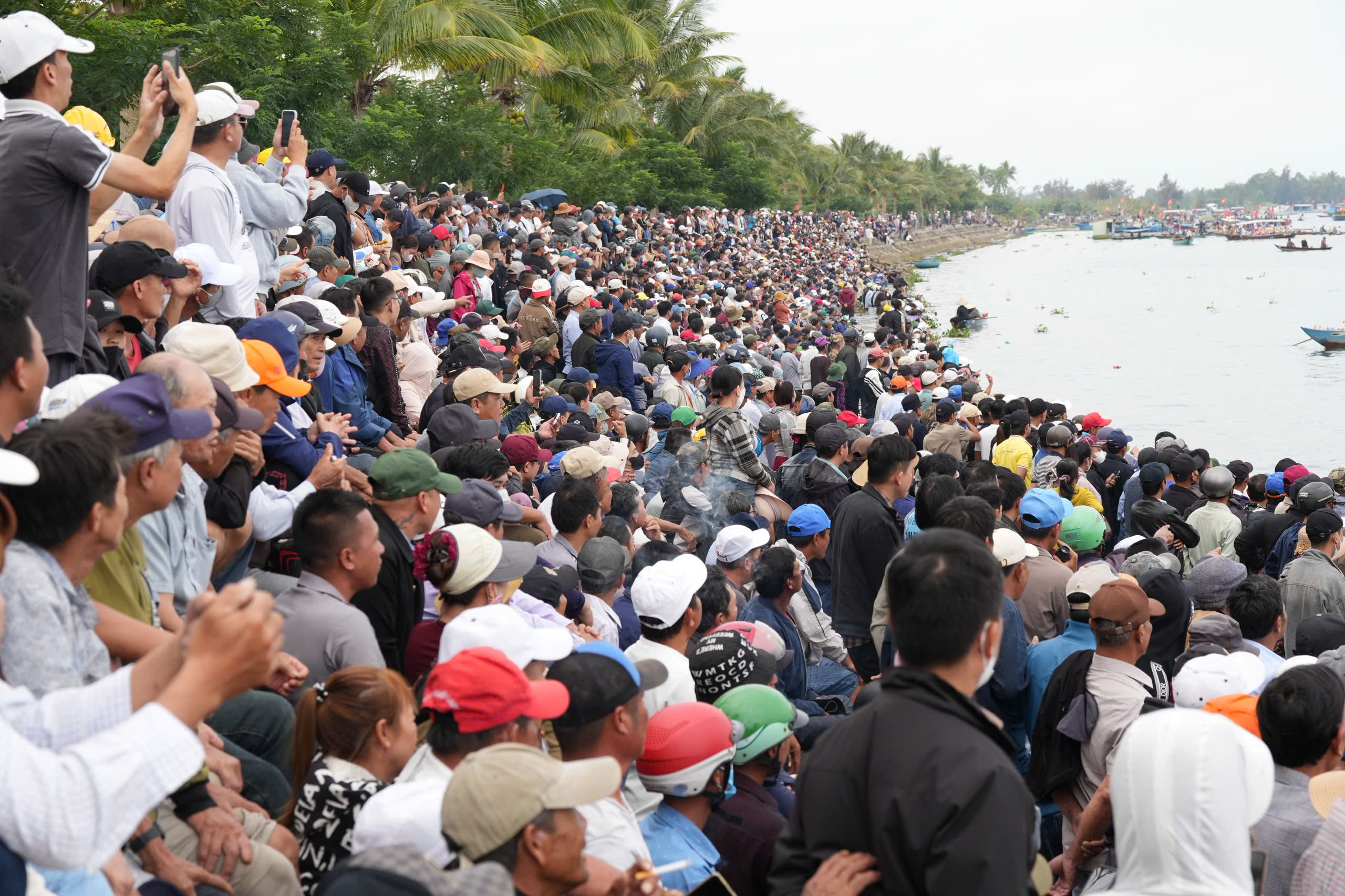 Người dân, du khách Đà Nẵng sôi nổi theo dõi giải đua thuyền ở biển Cửa Đại, Hội An- Ảnh 5. Người dân, du khách Đà Nẵng sôi nổi theo dõi giải đua thuyền ở biển Cửa Đại, Hội An- Ảnh 5.