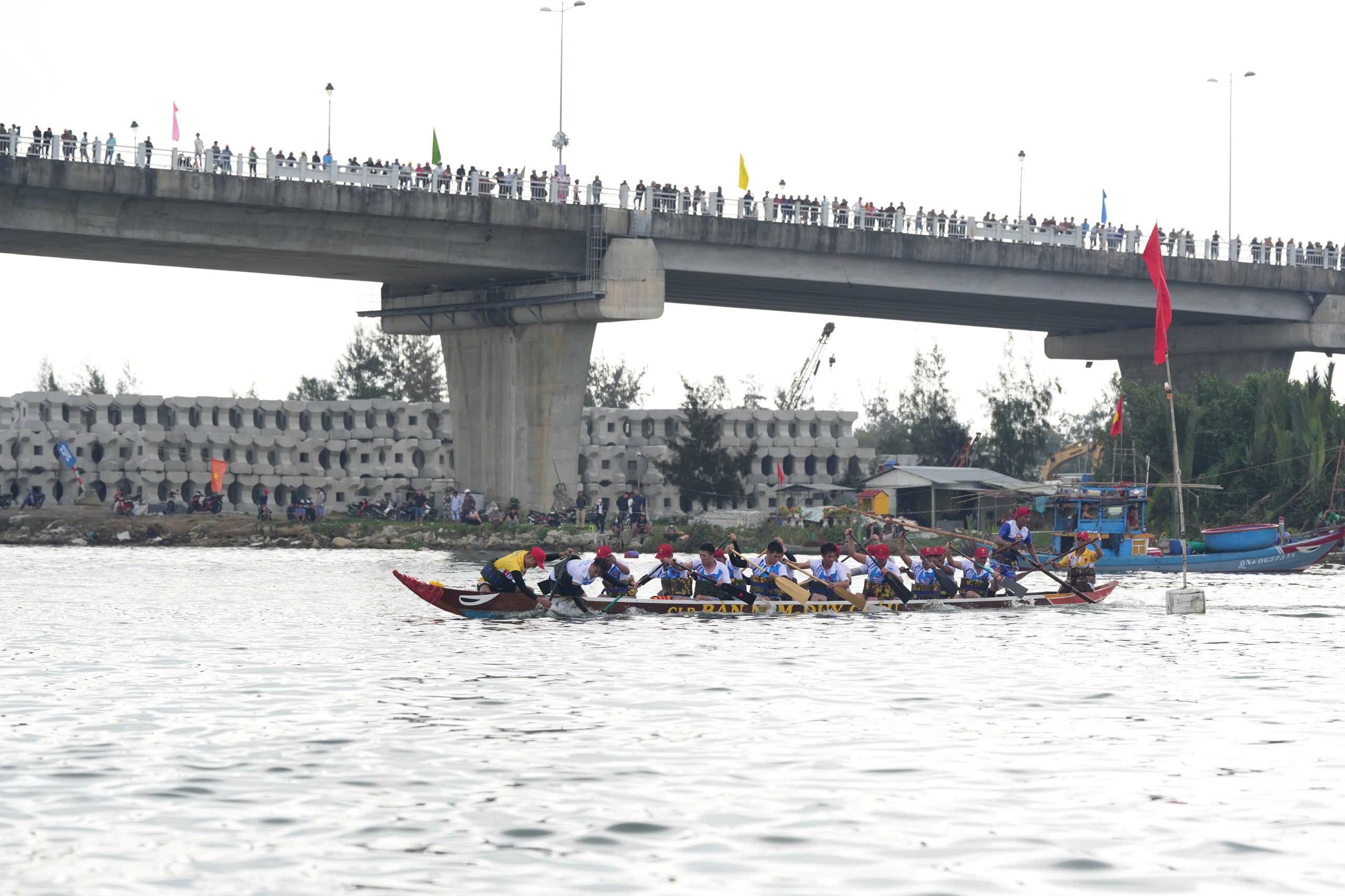 Người dân, du khách Đà Nẵng sôi nổi theo dõi giải đua thuyền ở biển Cửa Đại, Hội An- Ảnh 6. Người dân, du khách Đà Nẵng sôi nổi theo dõi giải đua thuyền ở biển Cửa Đại, Hội An- Ảnh 6.