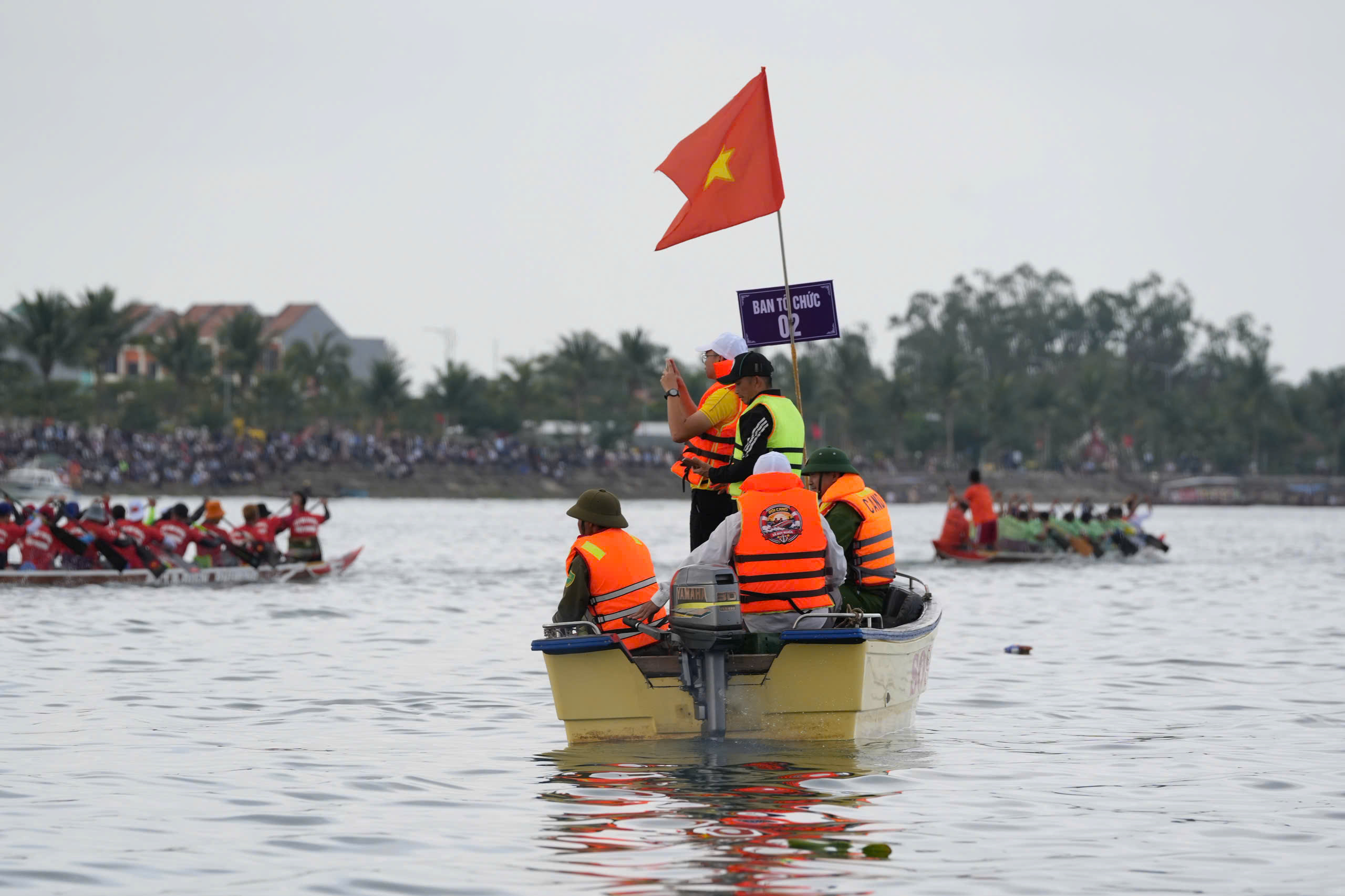 Người dân, du khách Đà Nẵng sôi nổi theo dõi giải đua thuyền ở biển Cửa Đại, Hội An- Ảnh 7. Người dân, du khách Đà Nẵng sôi nổi theo dõi giải đua thuyền ở biển Cửa Đại, Hội An- Ảnh 7.