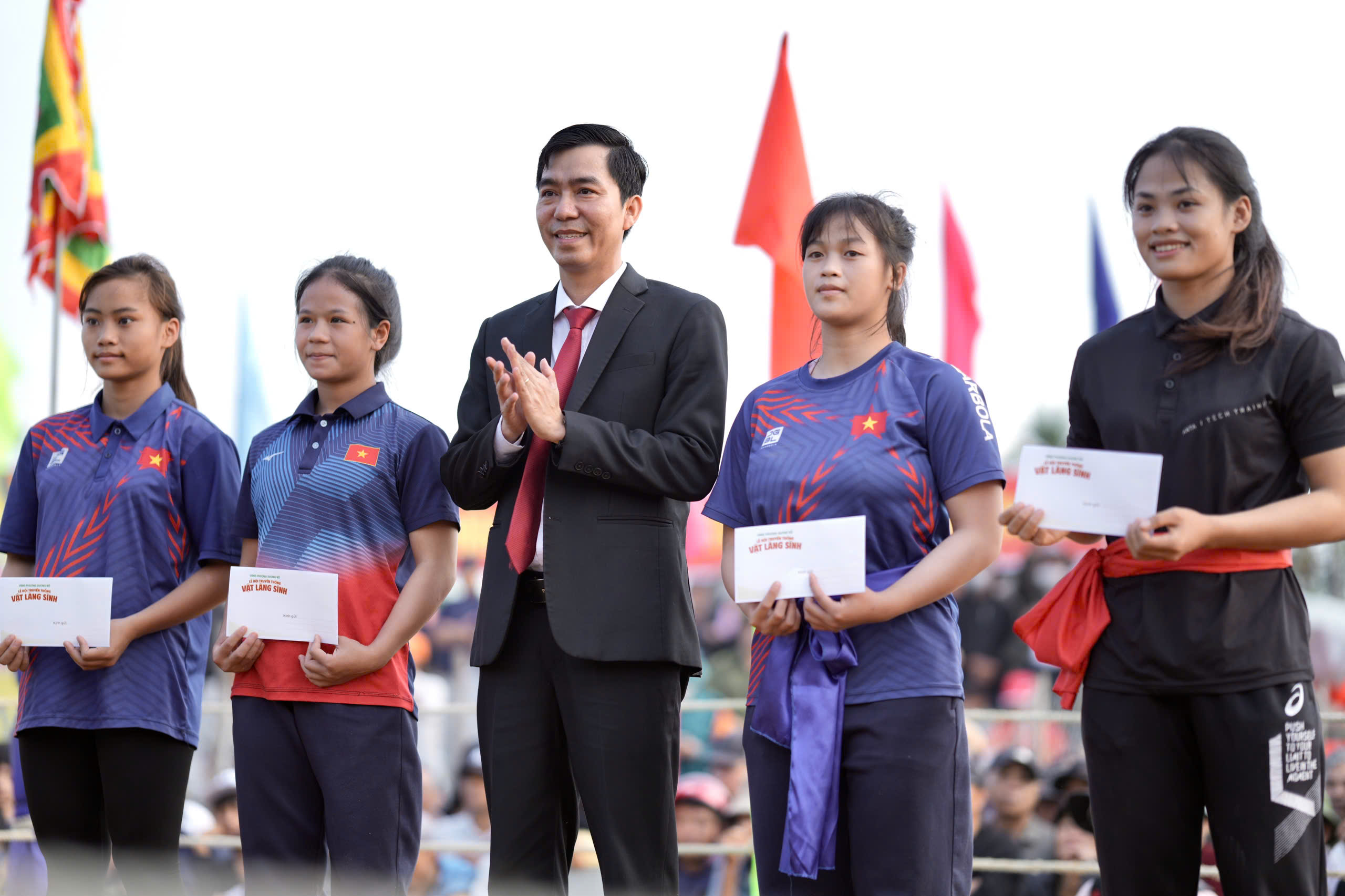 Tưng bừng hội vật truyền thống làng Sình hơn 200 năm ở Huế- Ảnh 13. Tưng bừng hội vật truyền thống làng Sình hơn 200 năm ở Huế- Ảnh 13.