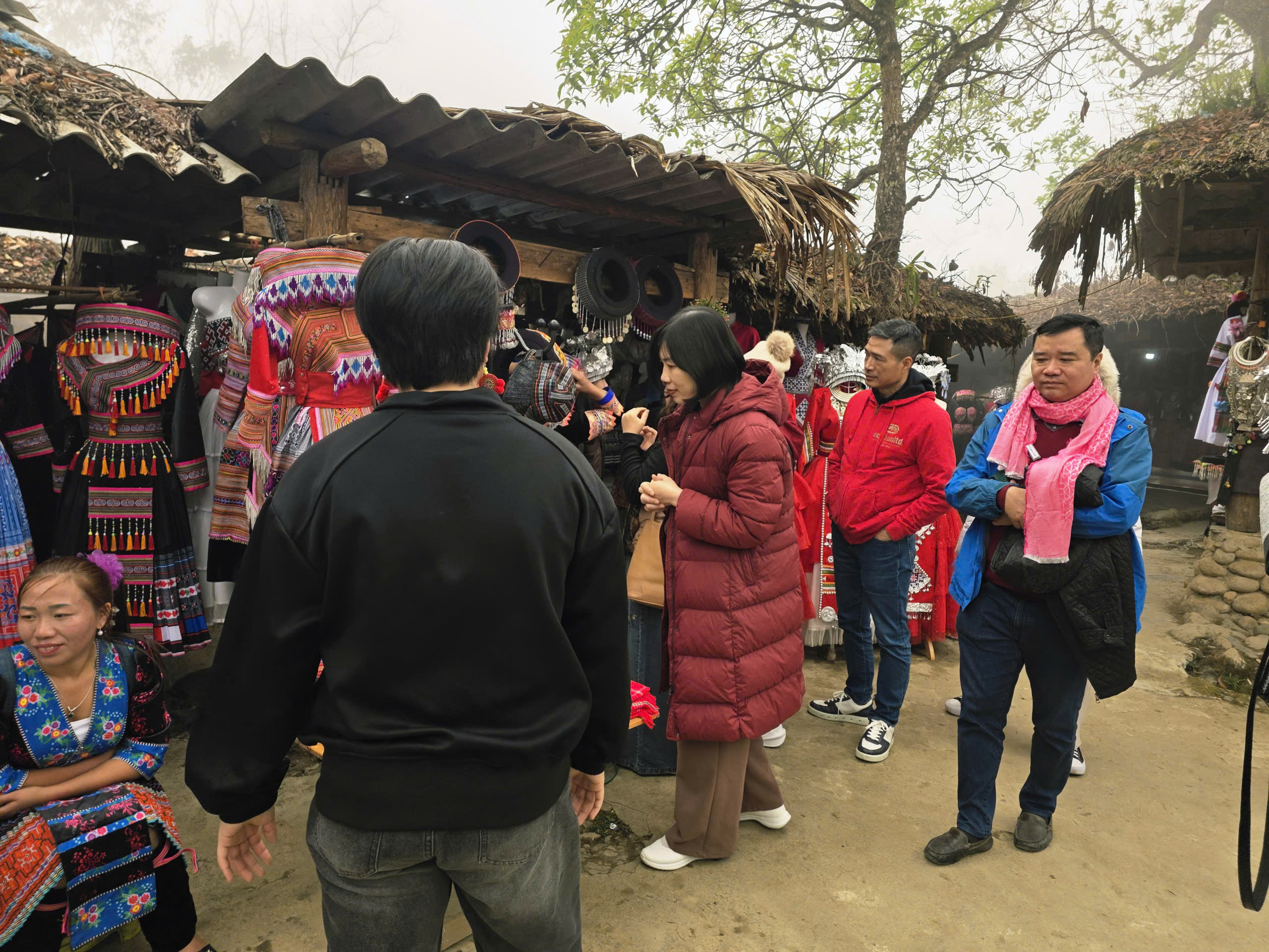 Độc đ&aacute;o phi&ecirc;n chợ v&ugrave;ng cao Sin Suối Hồ h&uacute;t kh&aacute;ch du lịch- Ảnh 8.