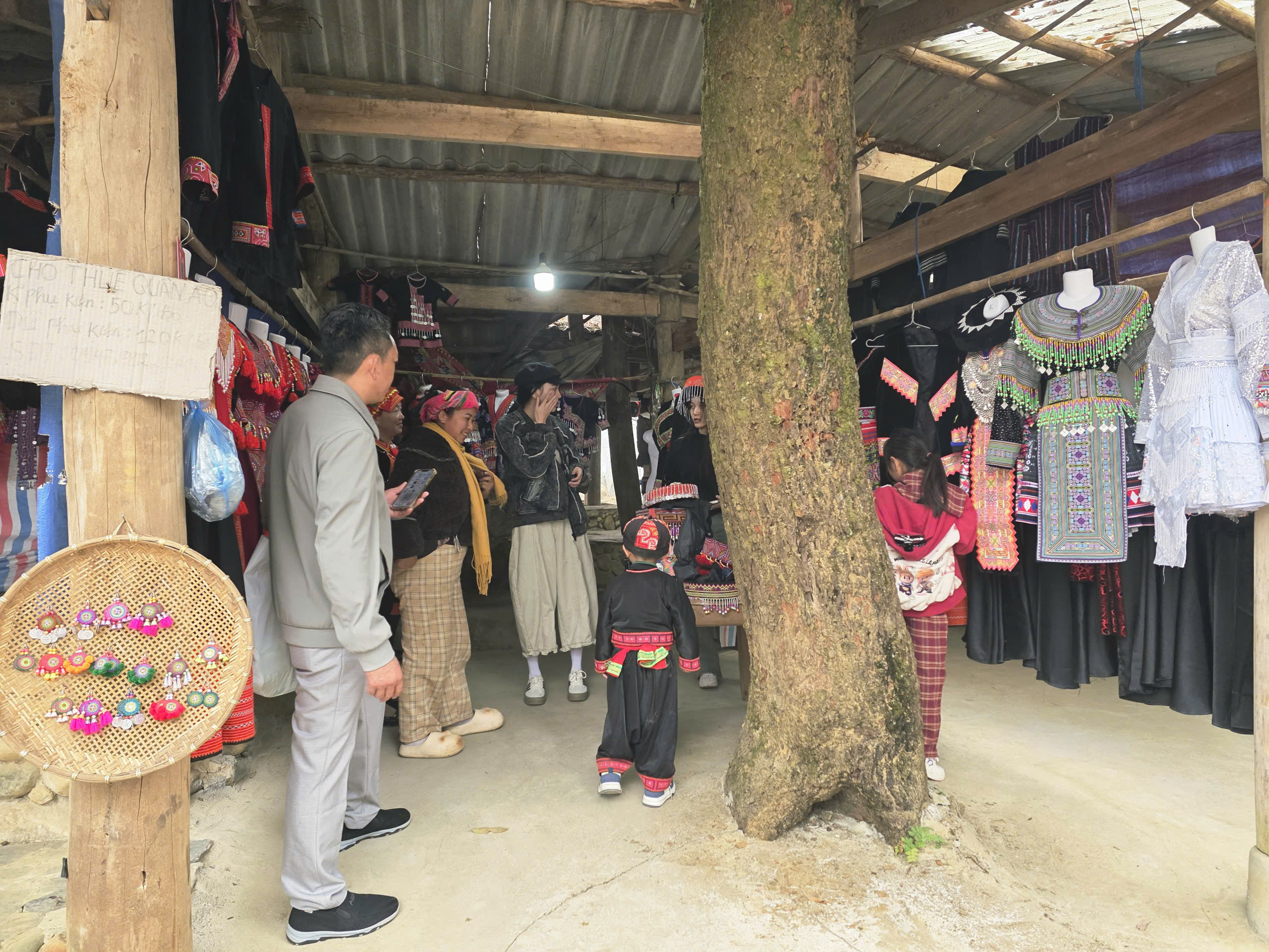 Độc đ&aacute;o phi&ecirc;n chợ v&ugrave;ng cao Sin Suối Hồ h&uacute;t kh&aacute;ch du lịch- Ảnh 12.