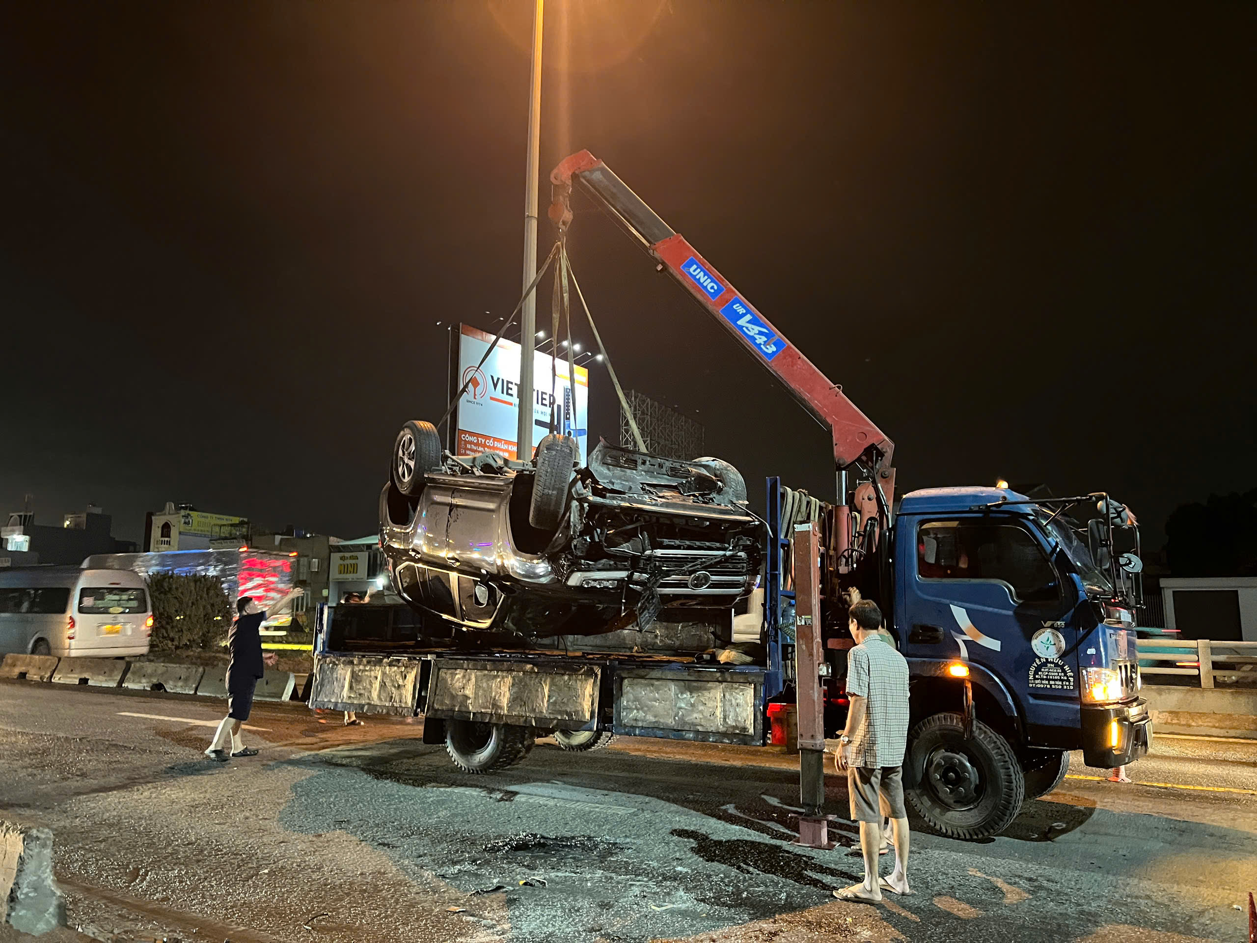 &Ocirc; t&ocirc; 7 chỗ t&ocirc;ng dải ph&acirc;n c&aacute;ch rồi lật ngửa tr&ecirc;n xa lộ H&agrave; Nội- Ảnh 1.