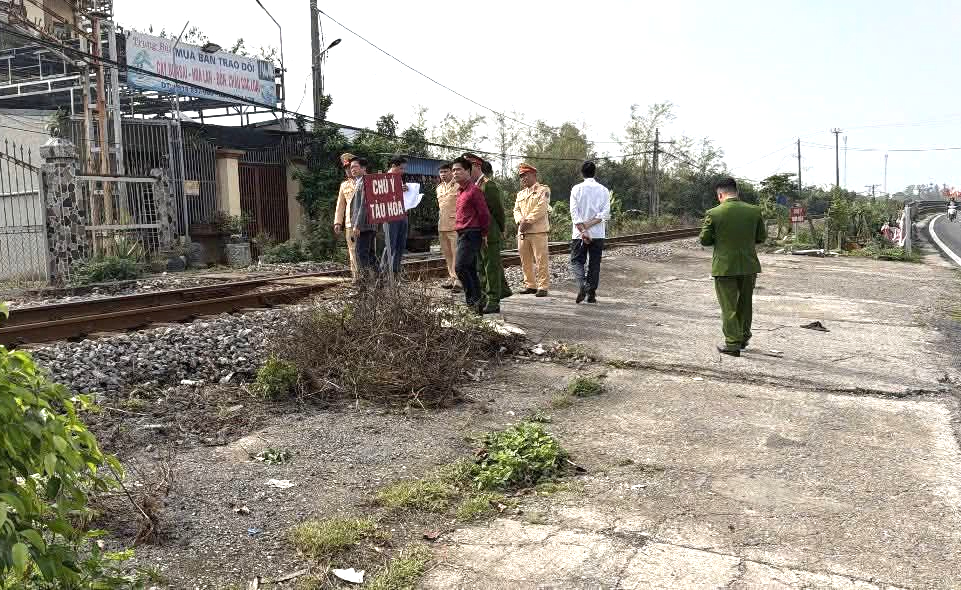 Ninh Bình: Đóng bốn lối đi tự mở qua đường sắt tuyến Bắc - Nam đoạn phường Trường Thi- Ảnh 2. Ninh Bình: Đóng bốn lối đi tự mở qua đường sắt tuyến Bắc - Nam đoạn phường Trường Thi- Ảnh 2.