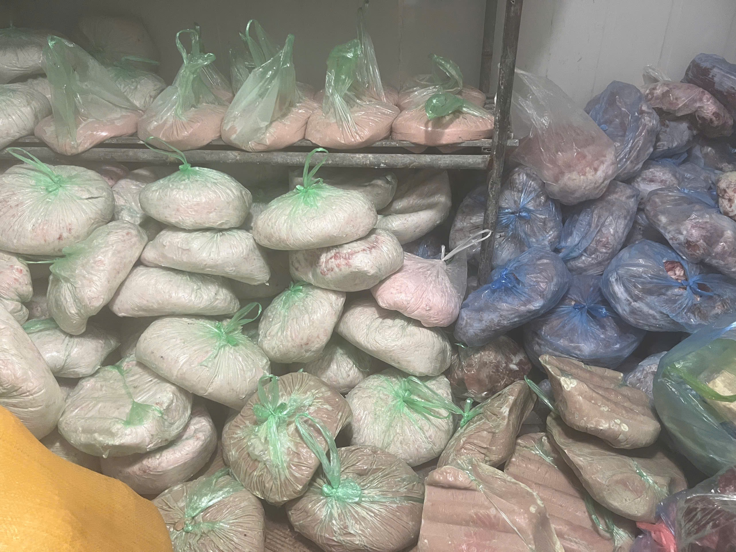 Khởi tố cơ sở sản xuất gi&ograve; chả d&ugrave;ng h&agrave;n the, thu giữ h&agrave;ng tấn thực phẩm vi phạm- Ảnh 4.