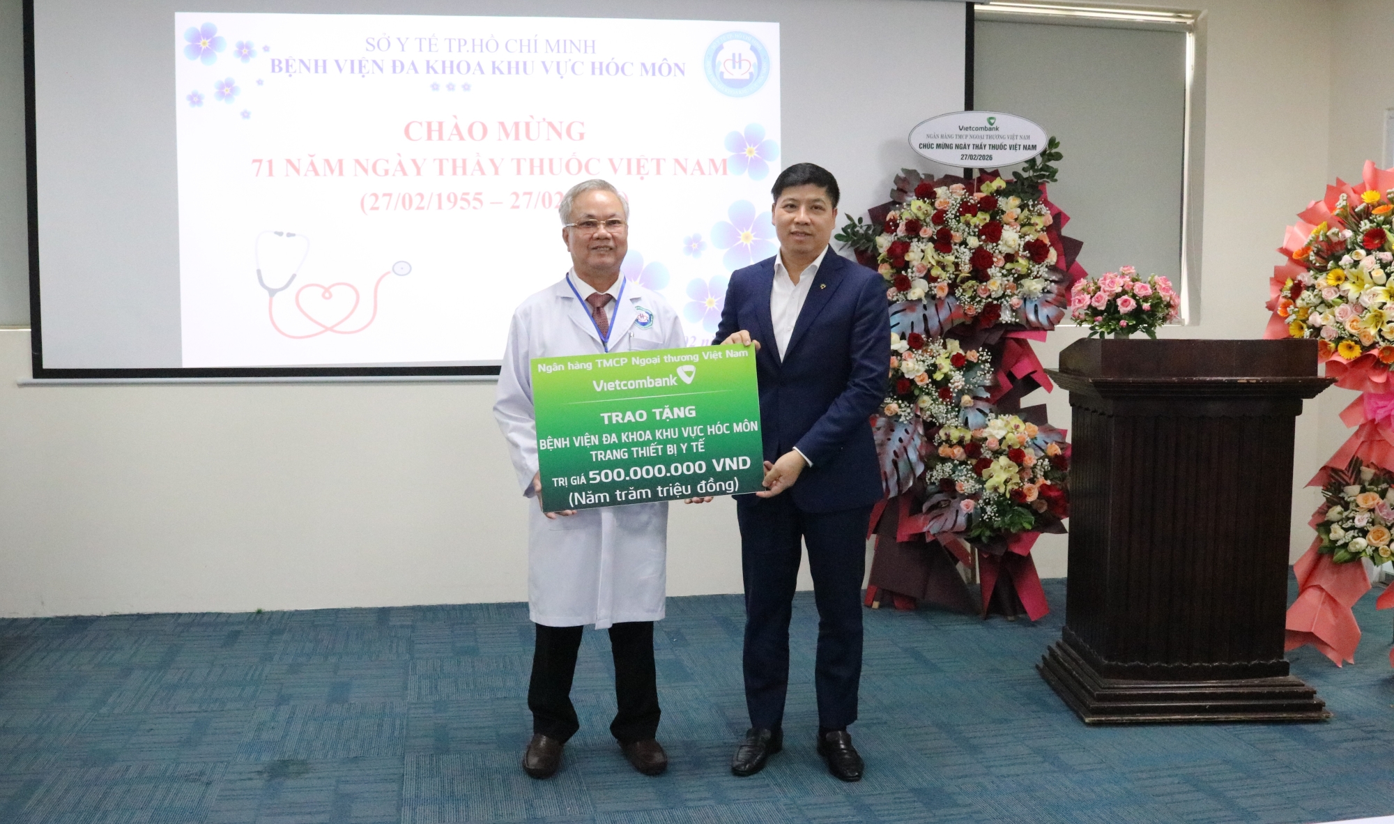 Vietcombank hỗ trợ 1 tỷ đồng thiết bị y tế, trao 200 suất quà tại Hóc Môn và Củ Chi- Ảnh 1. Vietcombank hỗ trợ 1 tỷ đồng thiết bị y tế, trao 200 suất quà tại Hóc Môn và Củ Chi- Ảnh 1.