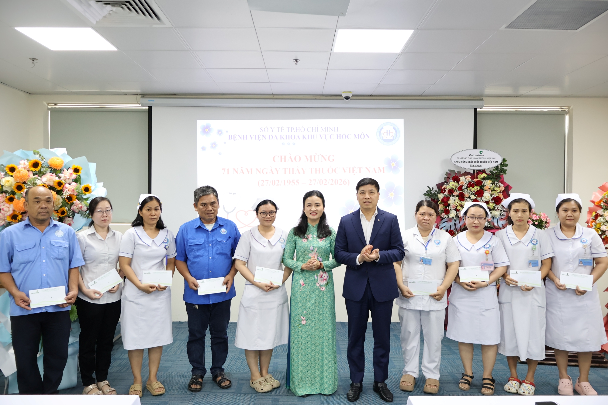 Vietcombank hỗ trợ 1 tỷ đồng thiết bị y tế, trao 200 suất quà tại Hóc Môn và Củ Chi- Ảnh 2. Vietcombank hỗ trợ 1 tỷ đồng thiết bị y tế, trao 200 suất quà tại Hóc Môn và Củ Chi- Ảnh 2.