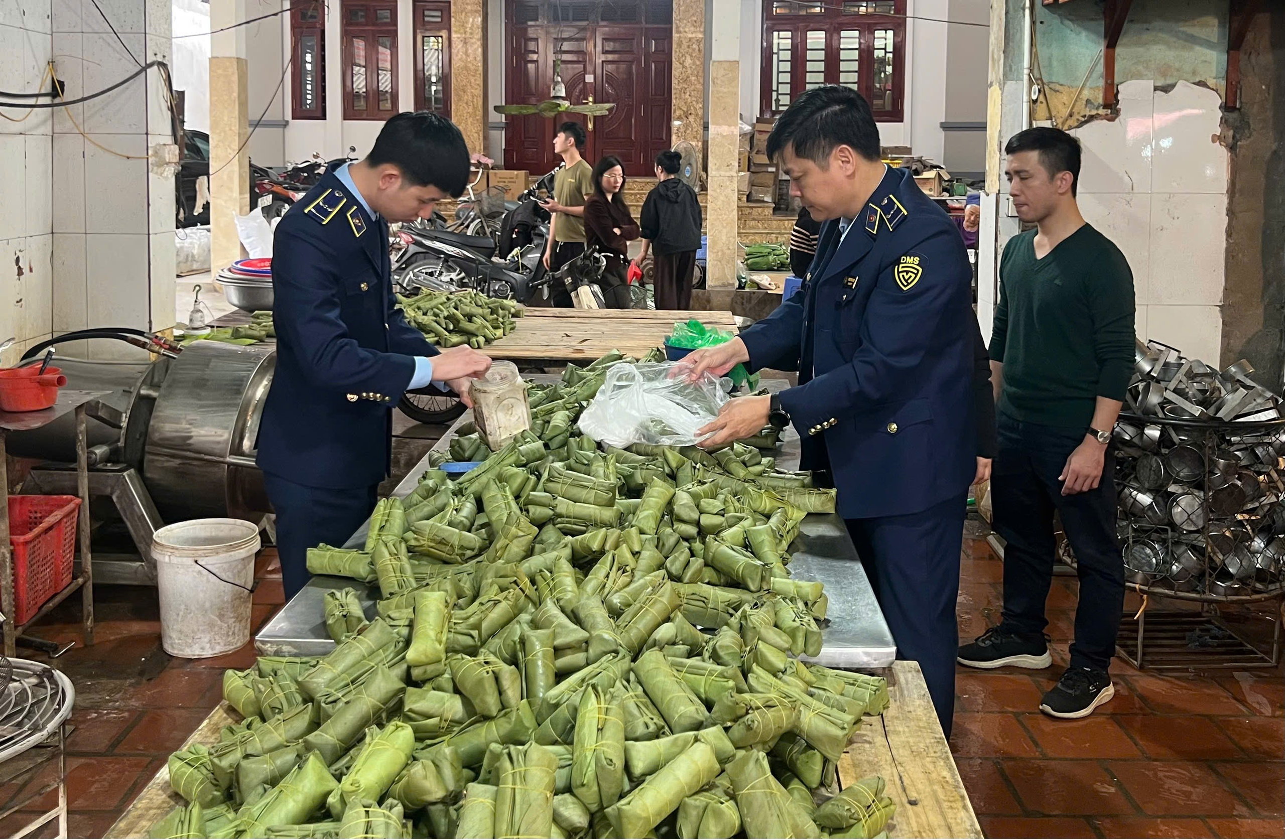 Khởi tố cơ sở sản xuất gi&ograve; chả d&ugrave;ng h&agrave;n the, thu giữ h&agrave;ng tấn thực phẩm vi phạm- Ảnh 2.