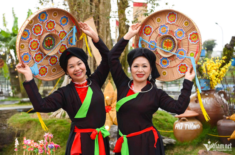 Chị Chu Thị Thơ (b&ecirc;n tr&aacute;i) trong trang phục liền anh, liền chị của người quan họ.