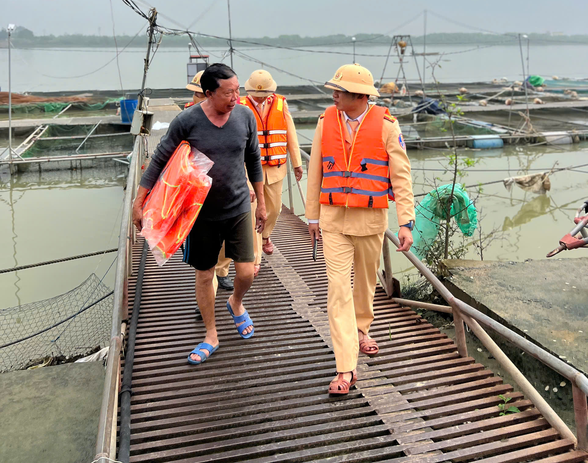 Giữa s&ocirc;ng nước, d&acirc;n thuyền ch&agrave;i x&uacute;c động khi CSGT tặng &aacute;o phao- Ảnh 2.
