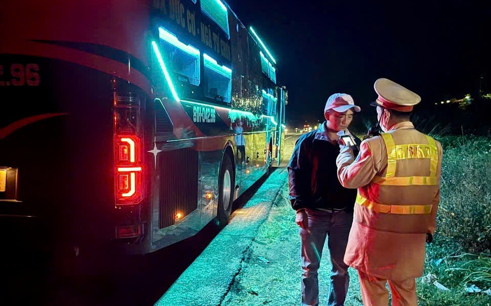 Gia Lai: Xử l&yacute; h&agrave;ng loạt xe kh&aacute;ch chở qu&aacute; tải, vi phạm tốc độ dịp lễ hội xu&acirc;n