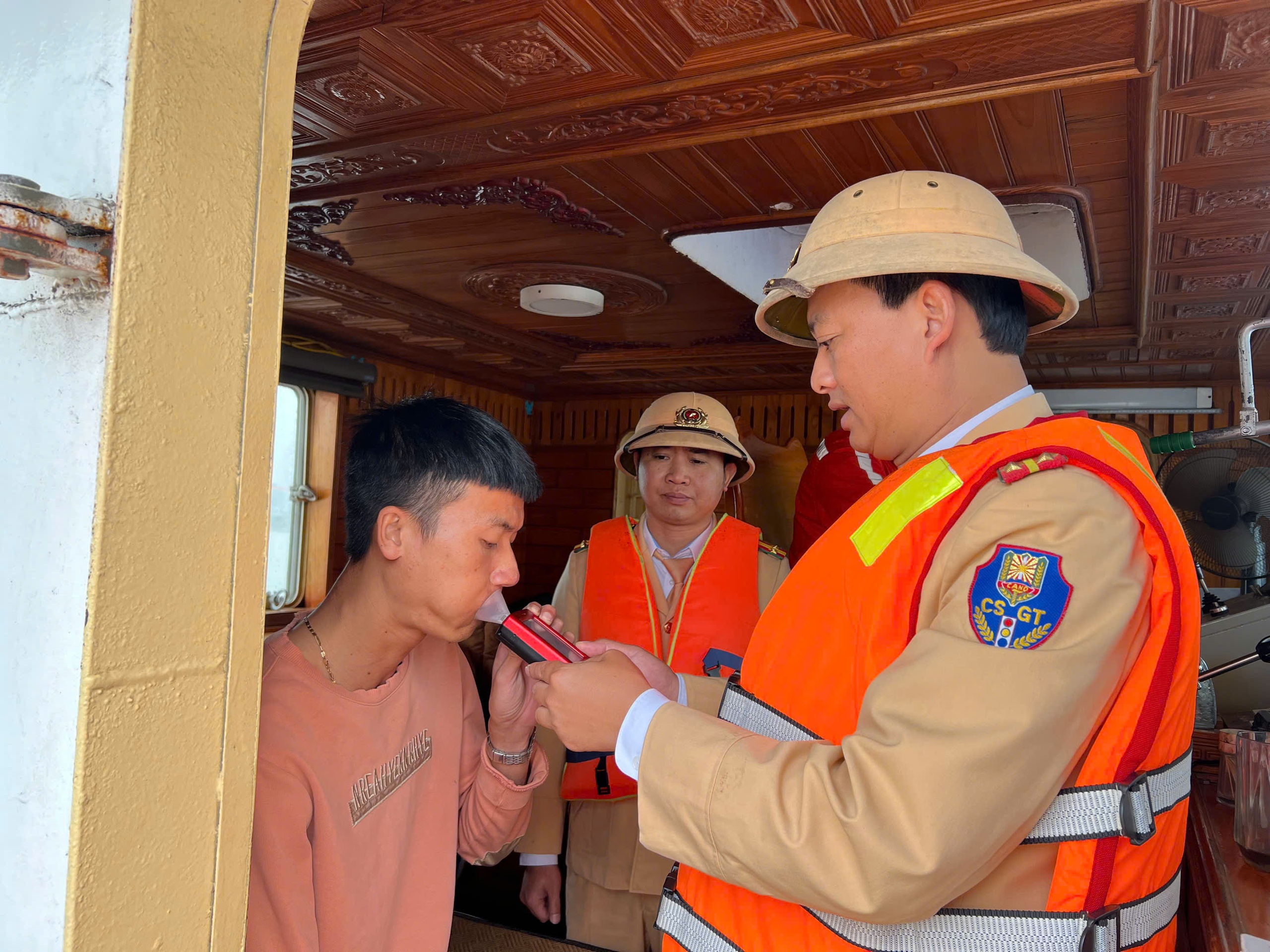 Giữa s&ocirc;ng nước, d&acirc;n thuyền ch&agrave;i x&uacute;c động khi CSGT tặng &aacute;o phao- Ảnh 1.