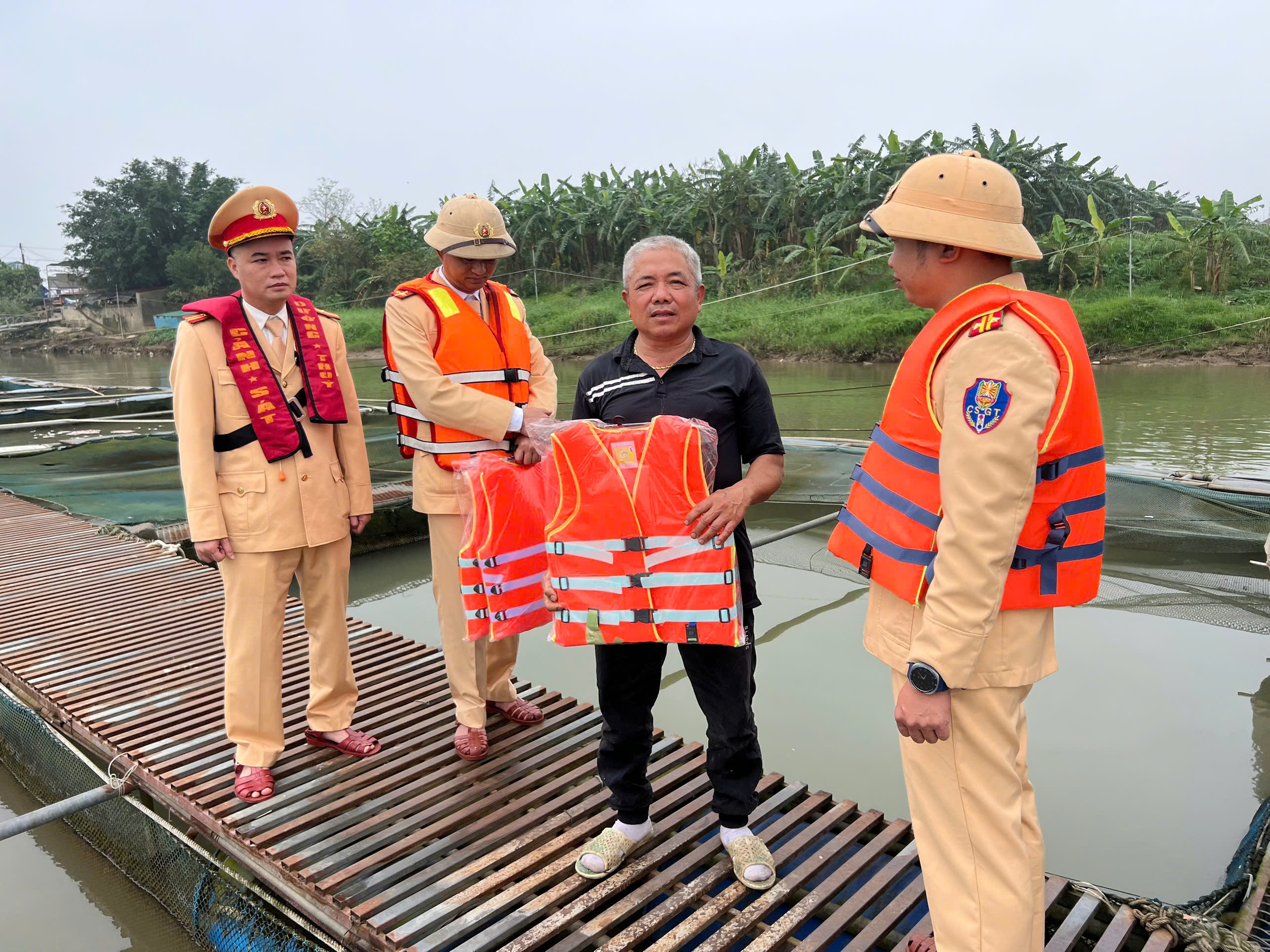 Giữa s&ocirc;ng nước, d&acirc;n thuyền ch&agrave;i x&uacute;c động khi CSGT tặng &aacute;o phao- Ảnh 3.