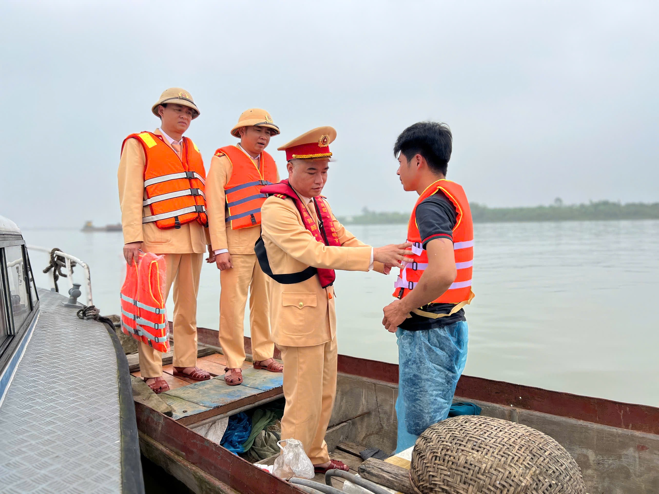 Giữa s&ocirc;ng nước, d&acirc;n thuyền ch&agrave;i x&uacute;c động khi CSGT tặng &aacute;o phao- Ảnh 4.