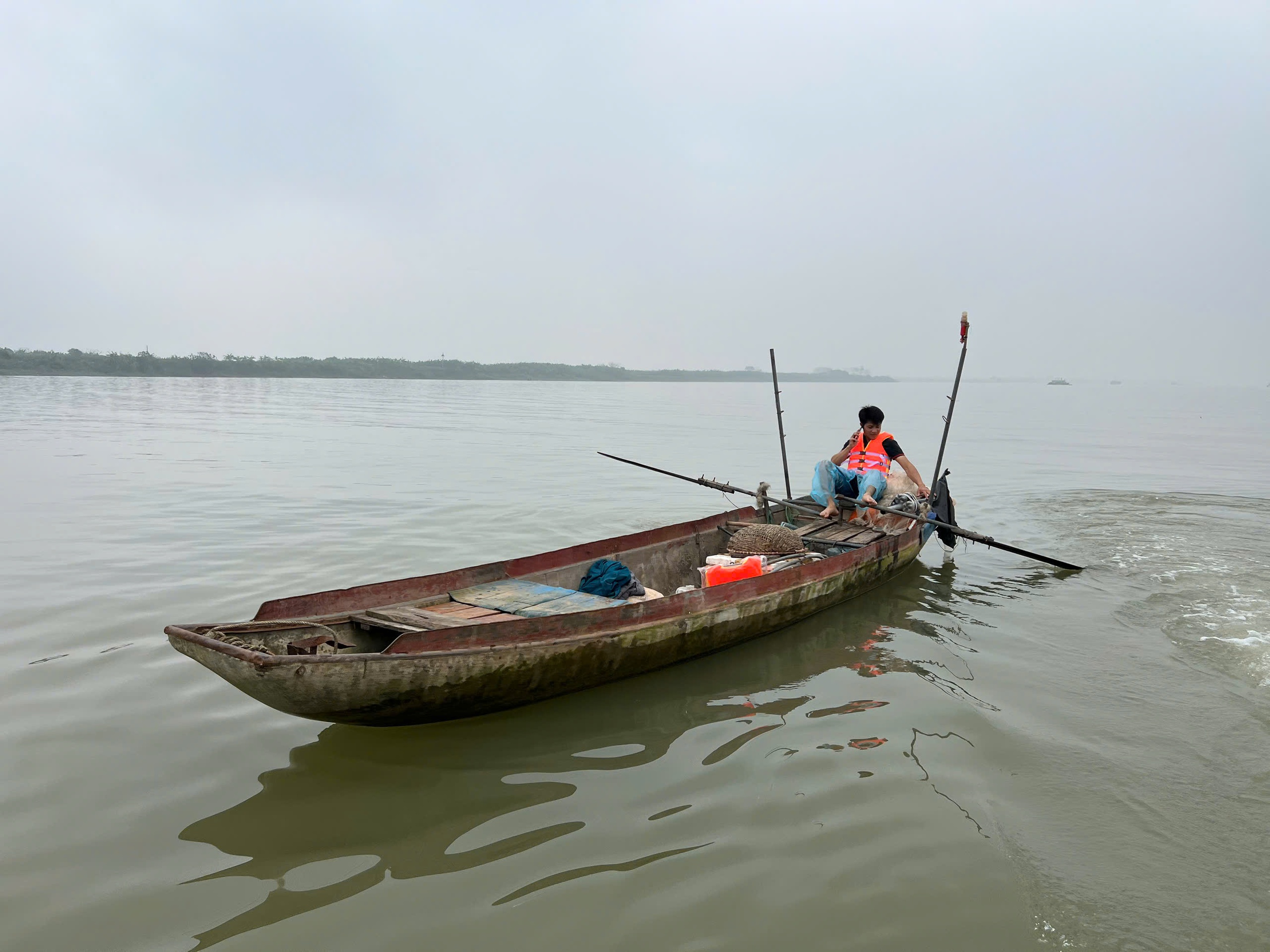 Giữa s&ocirc;ng nước, d&acirc;n thuyền ch&agrave;i x&uacute;c động khi CSGT tặng &aacute;o phao- Ảnh 6.