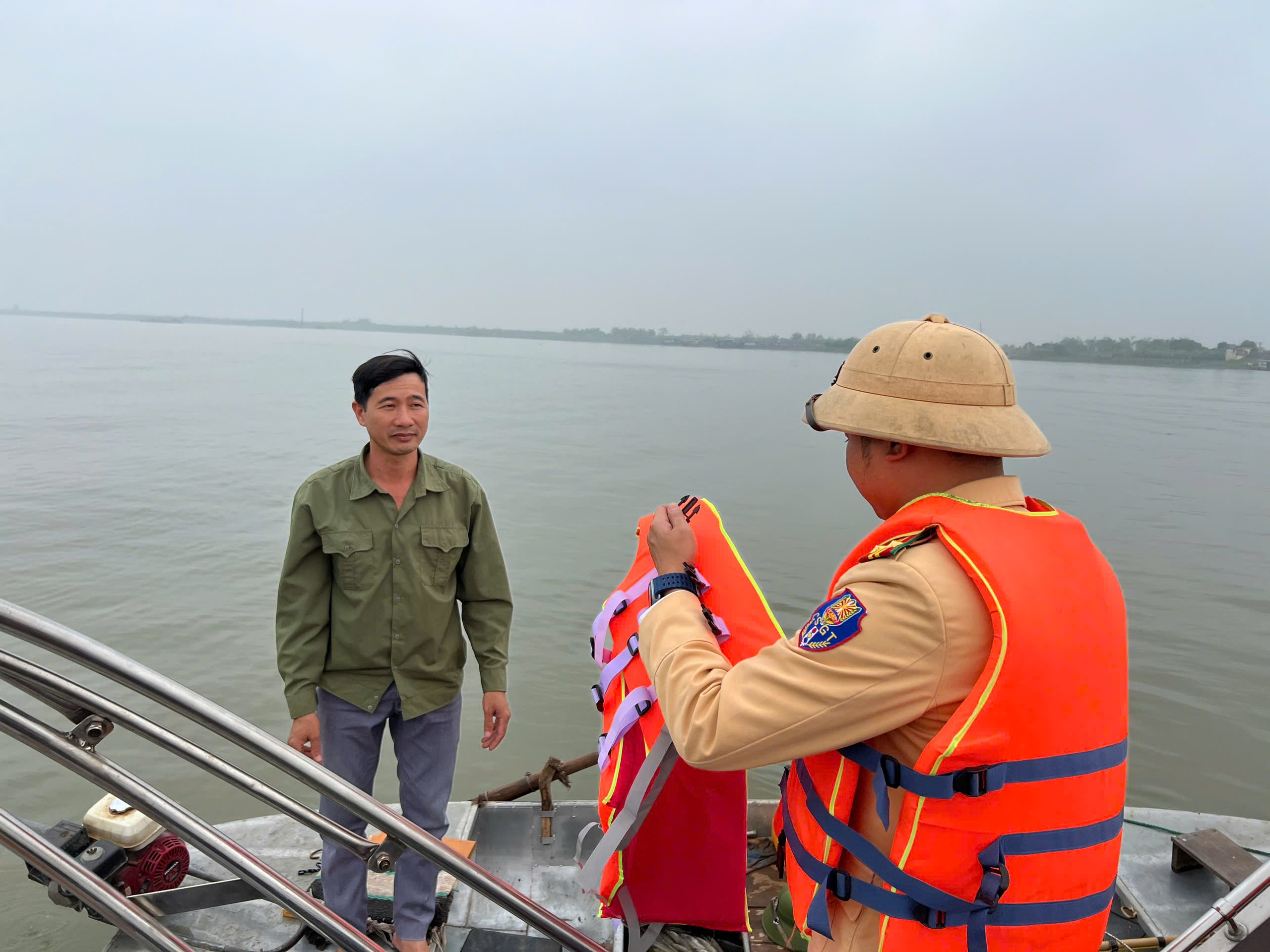 Giữa s&ocirc;ng nước, d&acirc;n thuyền ch&agrave;i x&uacute;c động khi CSGT tặng &aacute;o phao- Ảnh 7.