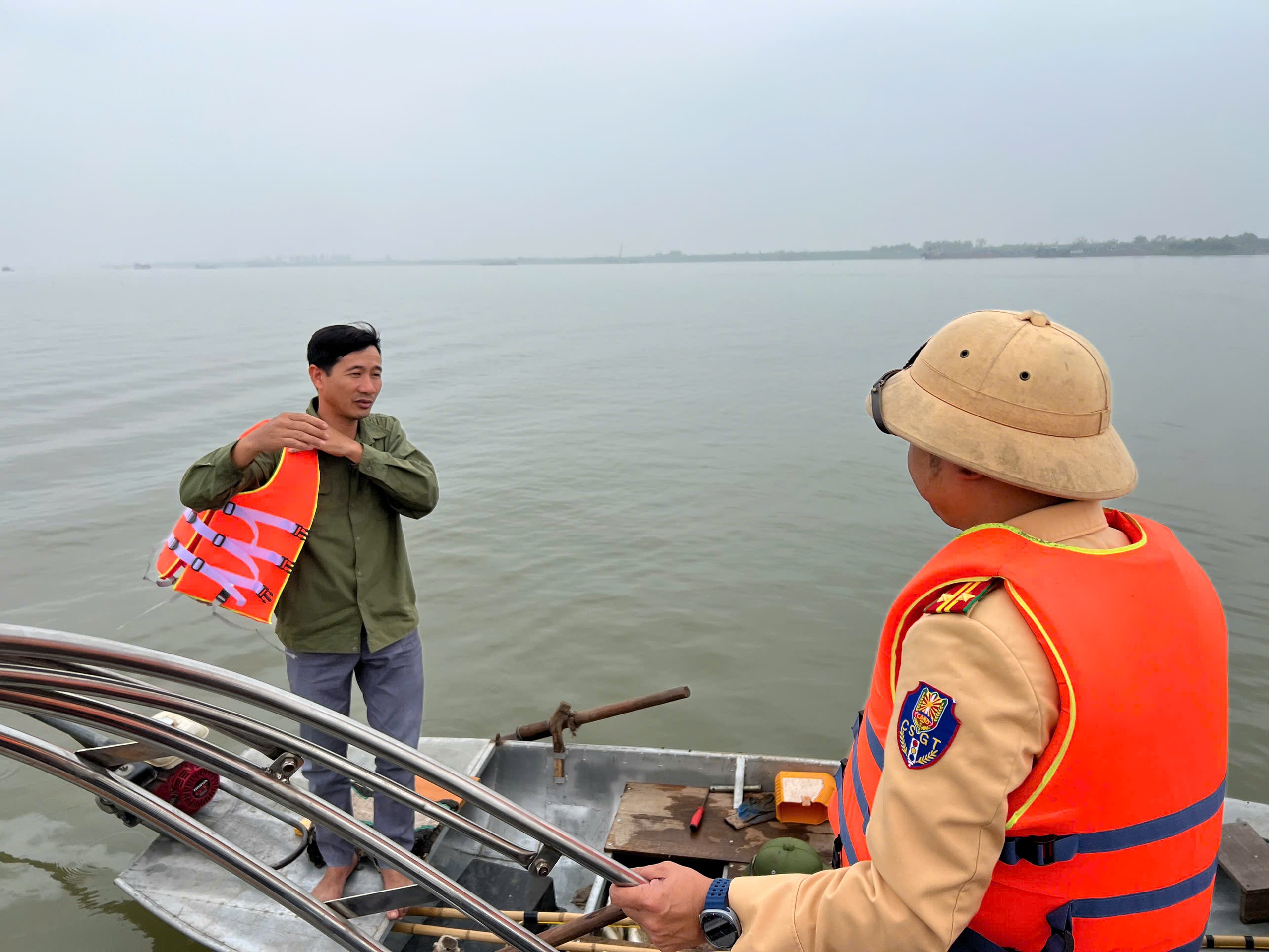 Giữa s&ocirc;ng nước, d&acirc;n thuyền ch&agrave;i x&uacute;c động khi CSGT tặng &aacute;o phao- Ảnh 5.