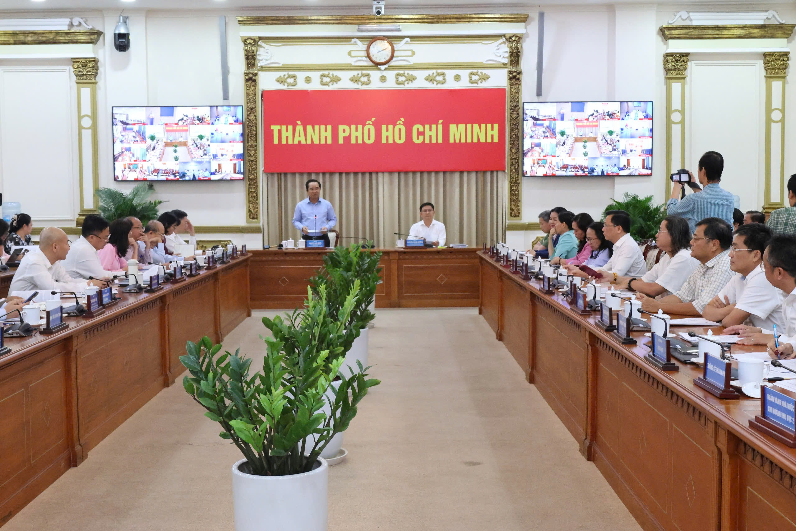 TP.HCM đặt kịch bản tăng trưởng trên 10%: Hai quý đầu năm phải đạt tối thiểu 10,3%- Ảnh 1. TP.HCM đặt kịch bản tăng trưởng trên 10%: Hai quý đầu năm phải đạt tối thiểu 10,3%- Ảnh 1.